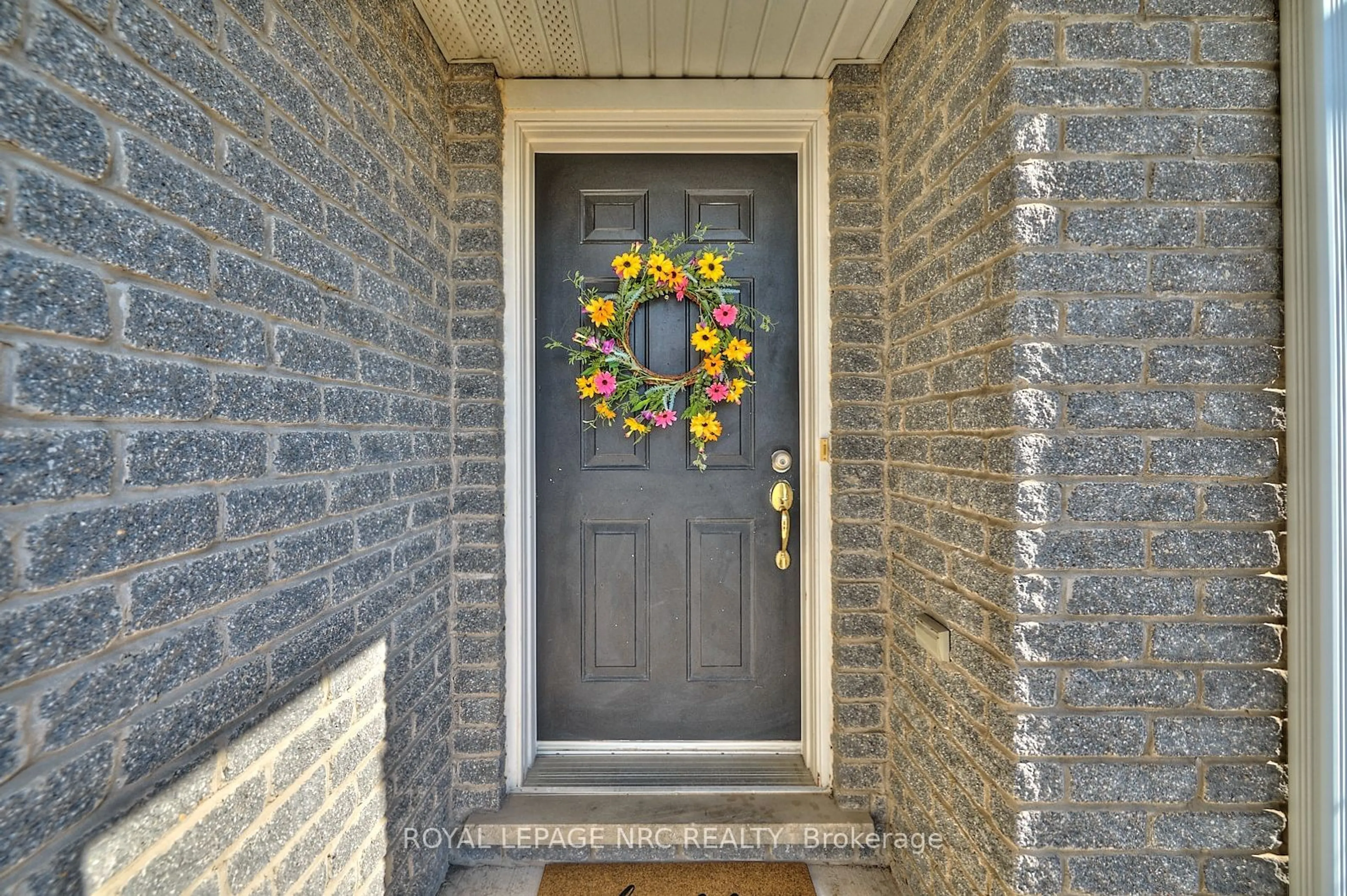 Indoor entryway for 8337 Atack Crt, Niagara Falls Ontario L2H 3N4