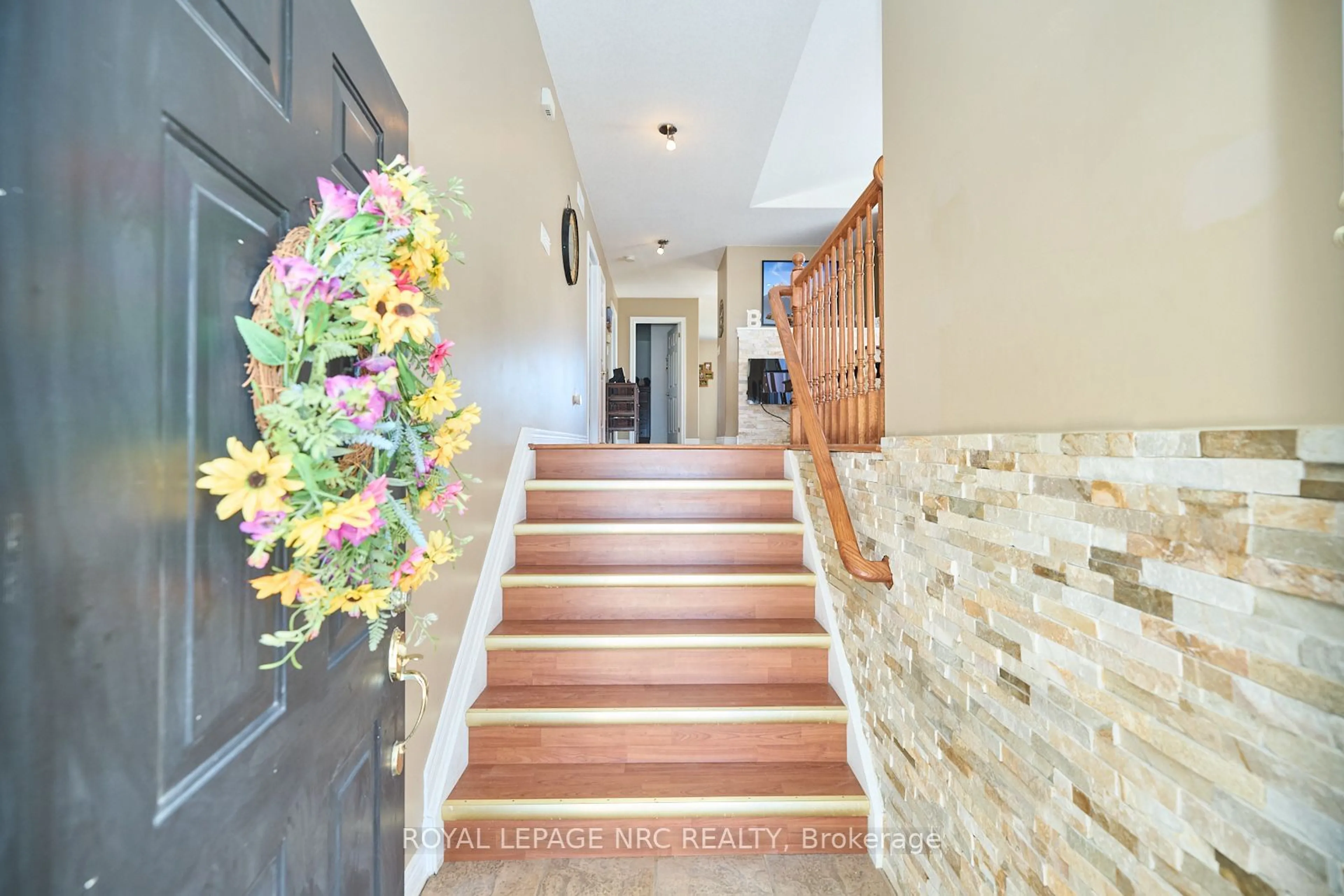 Indoor foyer for 8337 Atack Crt, Niagara Falls Ontario L2H 3N4