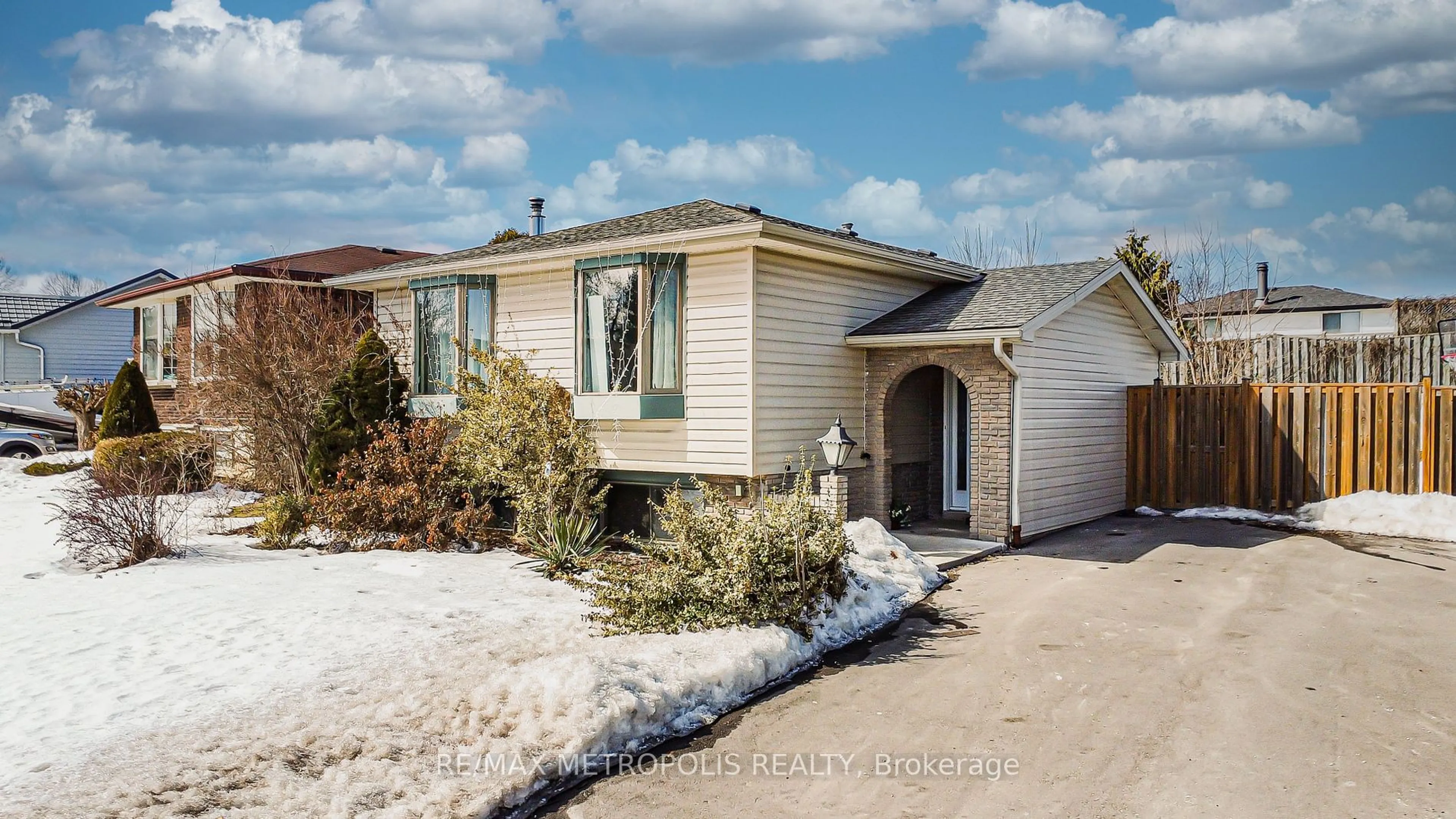 Home with vinyl exterior material, street for 280 Cranbrook Dr, Hamilton Ontario L9C 4T3