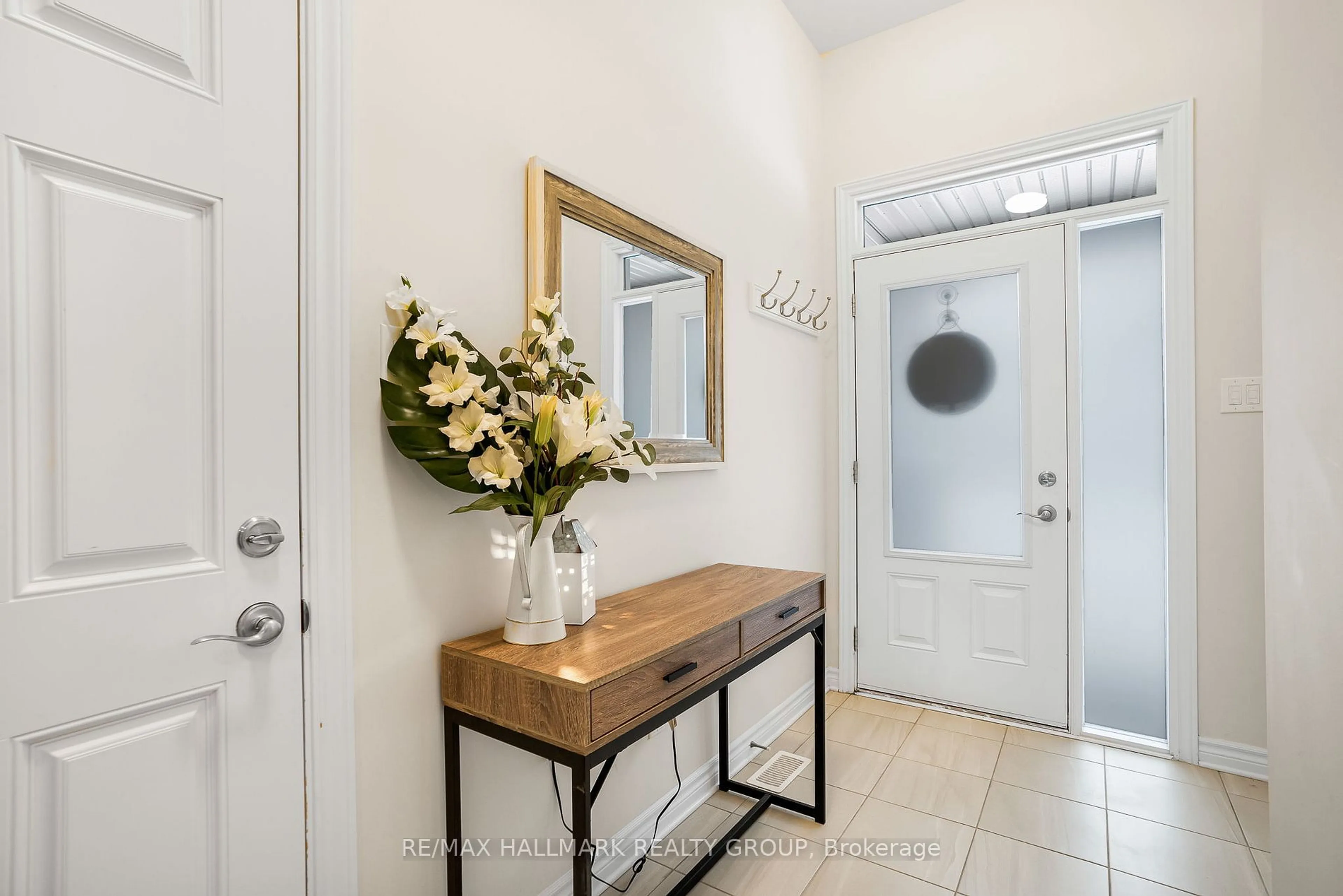 Indoor entryway for 565 ENCLAVE Lane, Clarence-Rockland Ontario K4K 0M8