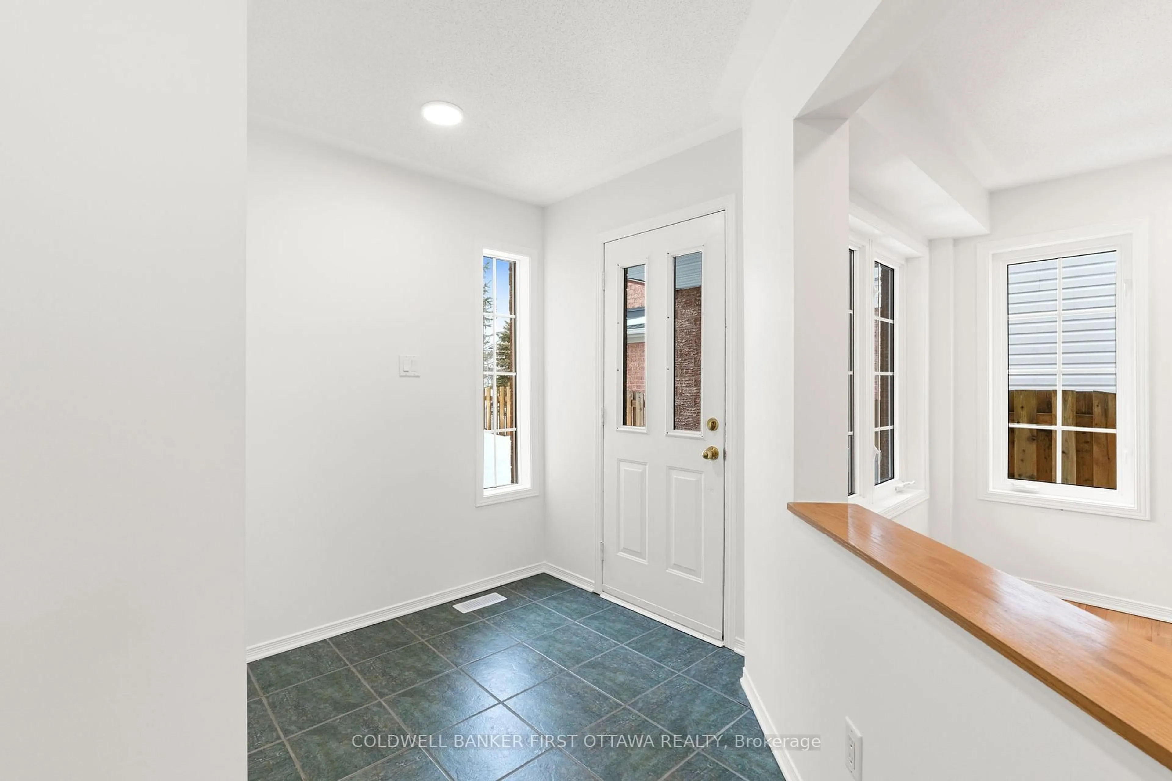 Indoor entryway for 18 Staten Way, Carlington - Central Park Ontario K2C 4E7