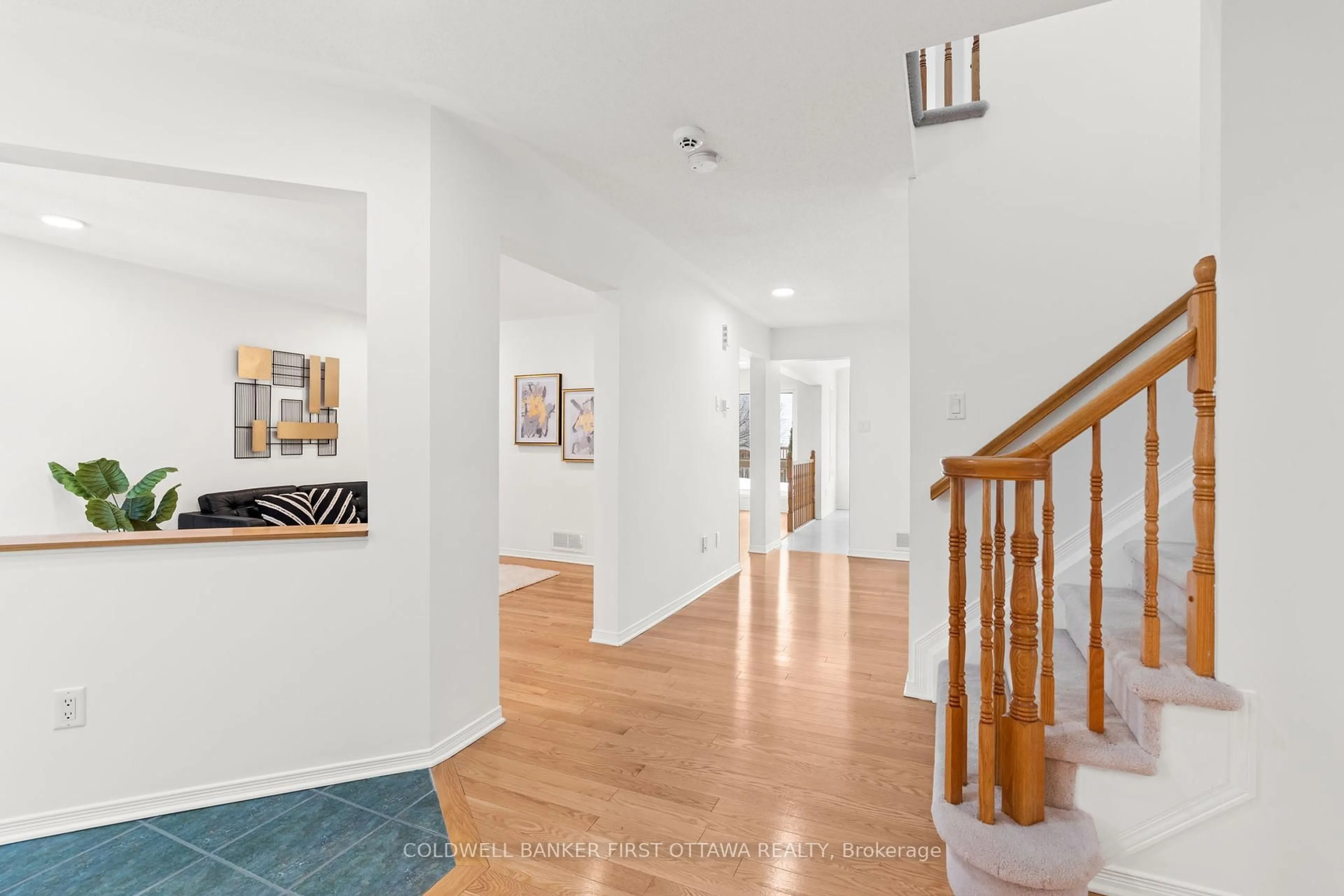 Indoor foyer for 18 Staten Way, Carlington - Central Park Ontario K2C 4E7