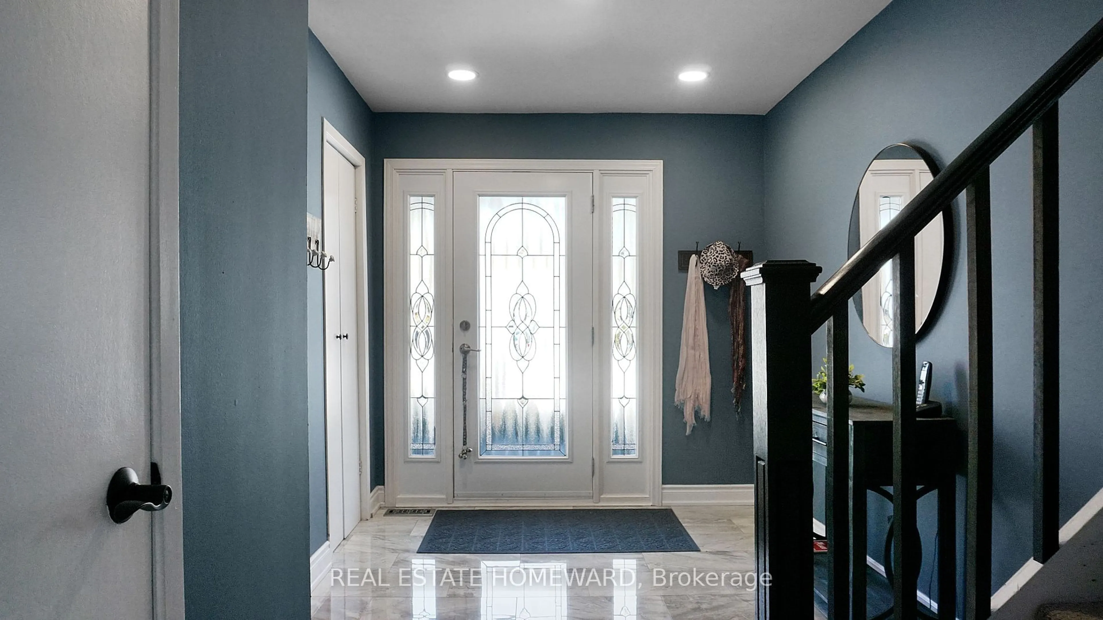 Indoor entryway for 21 Glen Watford Rd, Cobourg Ontario K9A 4S4