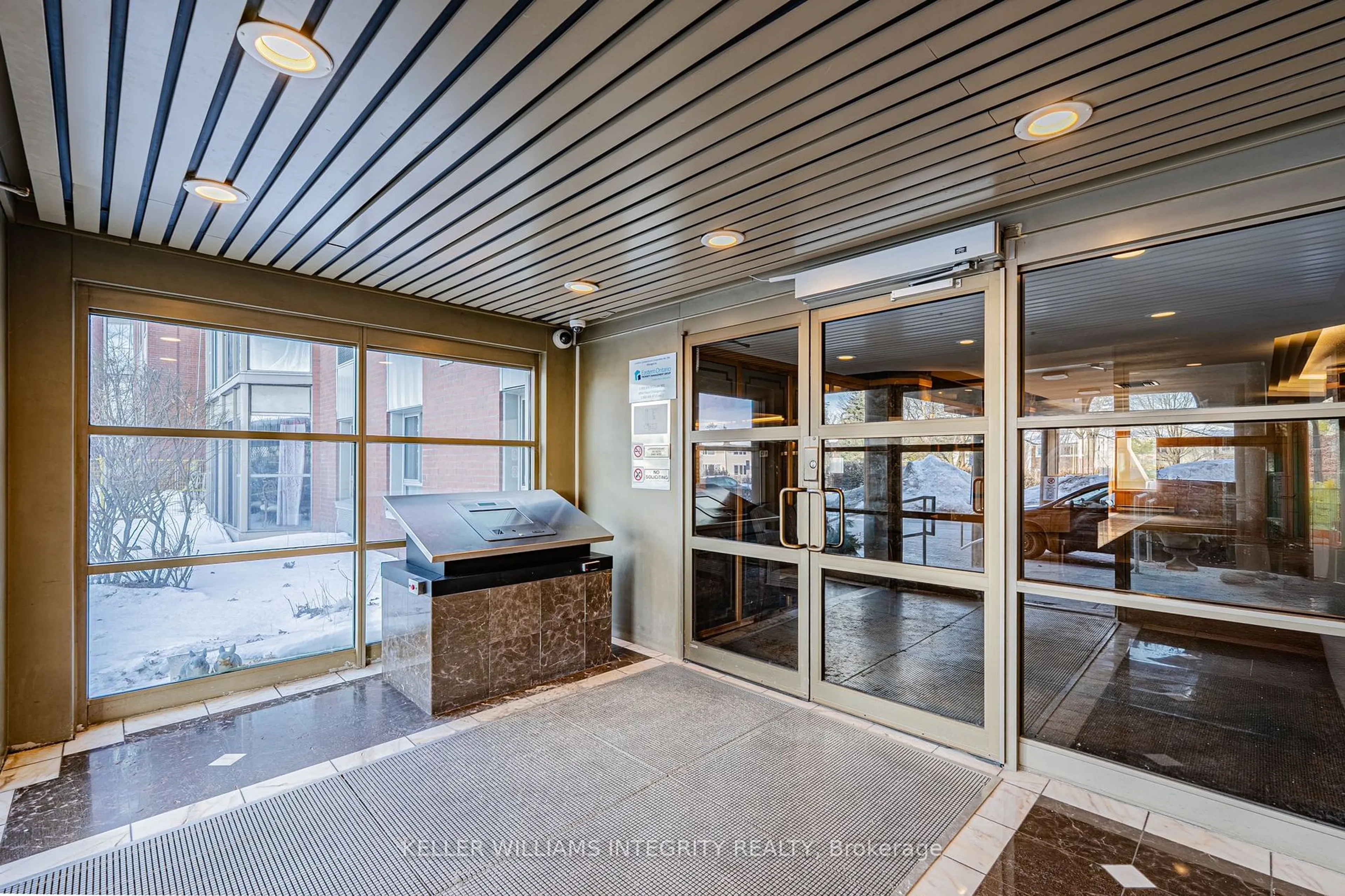 Indoor foyer for 960 TERON Rd #1001, Kanata Ontario K2K 2B6