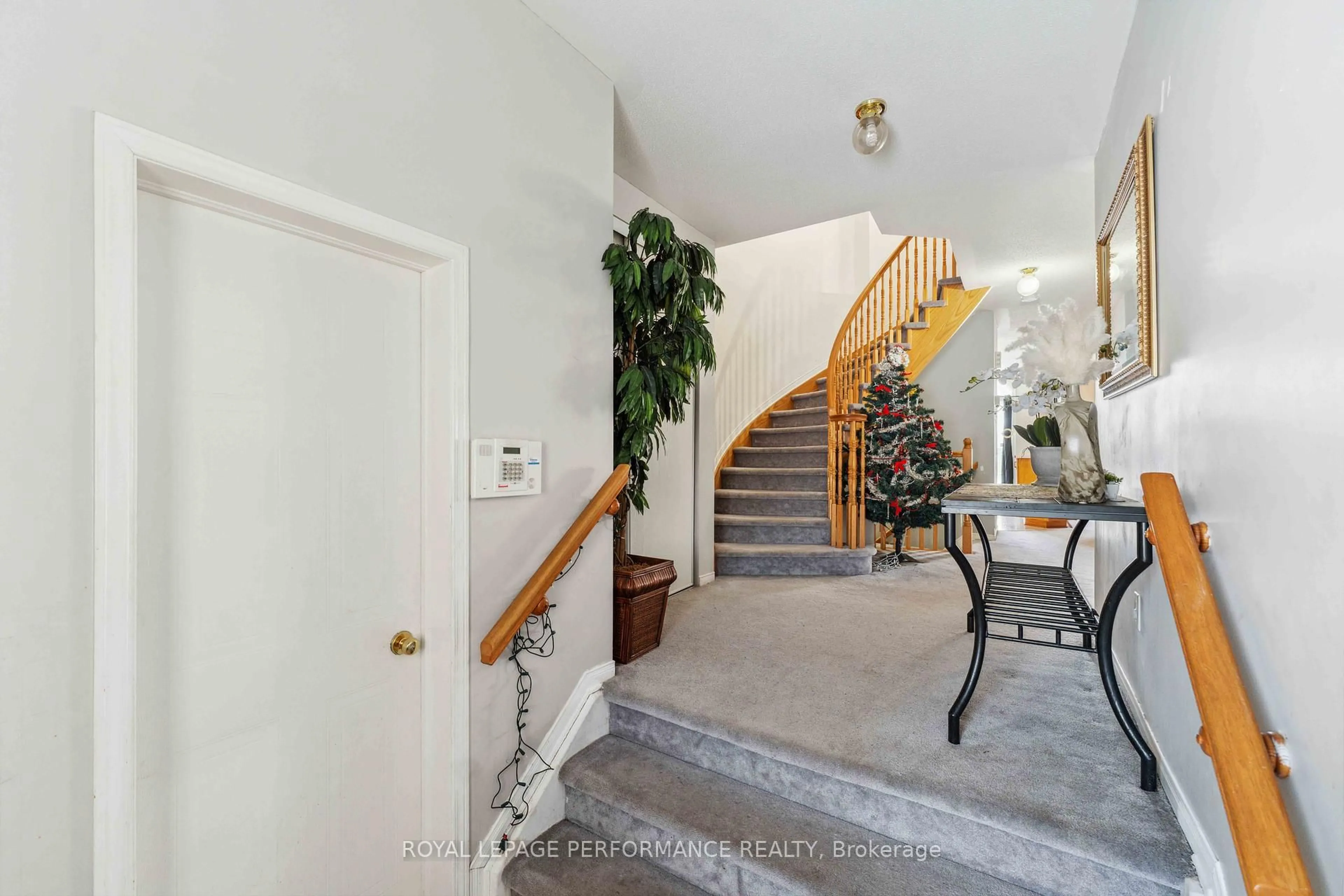 Indoor foyer for 2078 Liska St, Orleans - Cumberland and Area Ontario K4A 4J5