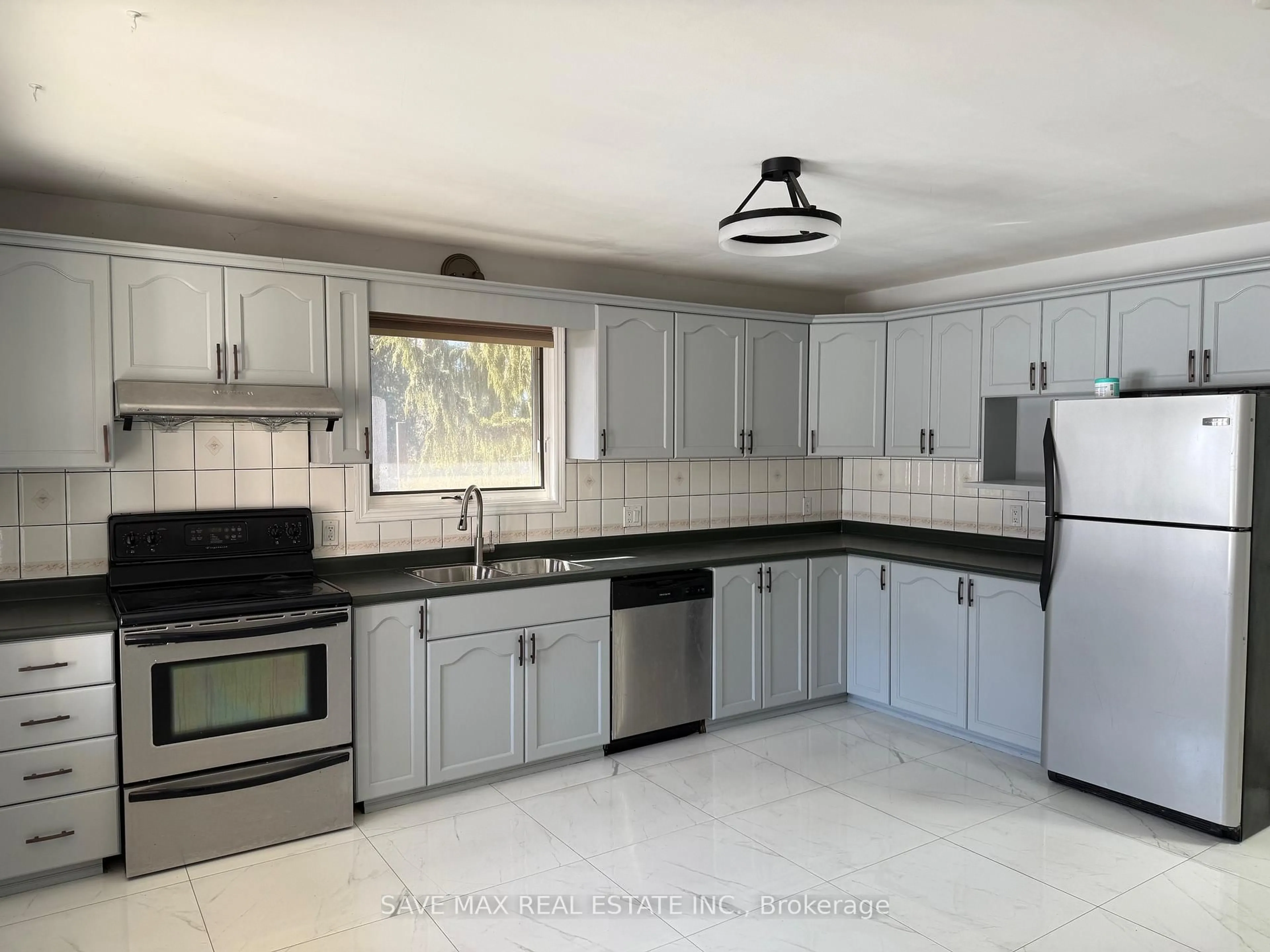 Standard kitchen, ceramic/tile floor for 205 PARK Row, Woodstock Ontario N4S 1V9