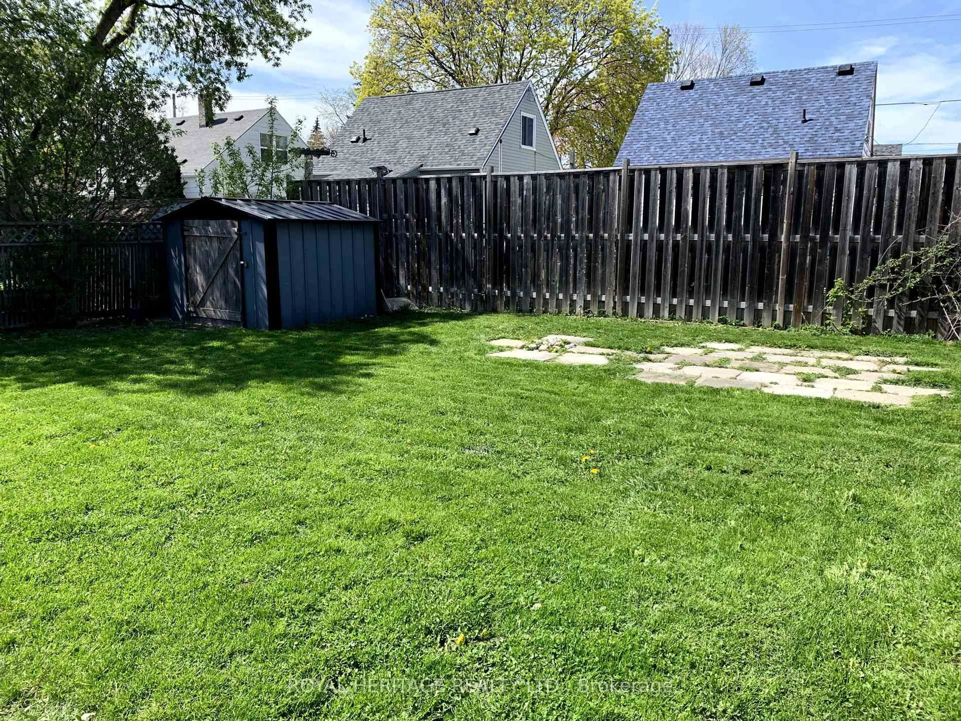 A pic from outside/outdoor area/front of a property/back of a property/a pic from drone, street for 510 Edison Ave, Peterborough South Ontario K9J 4G3