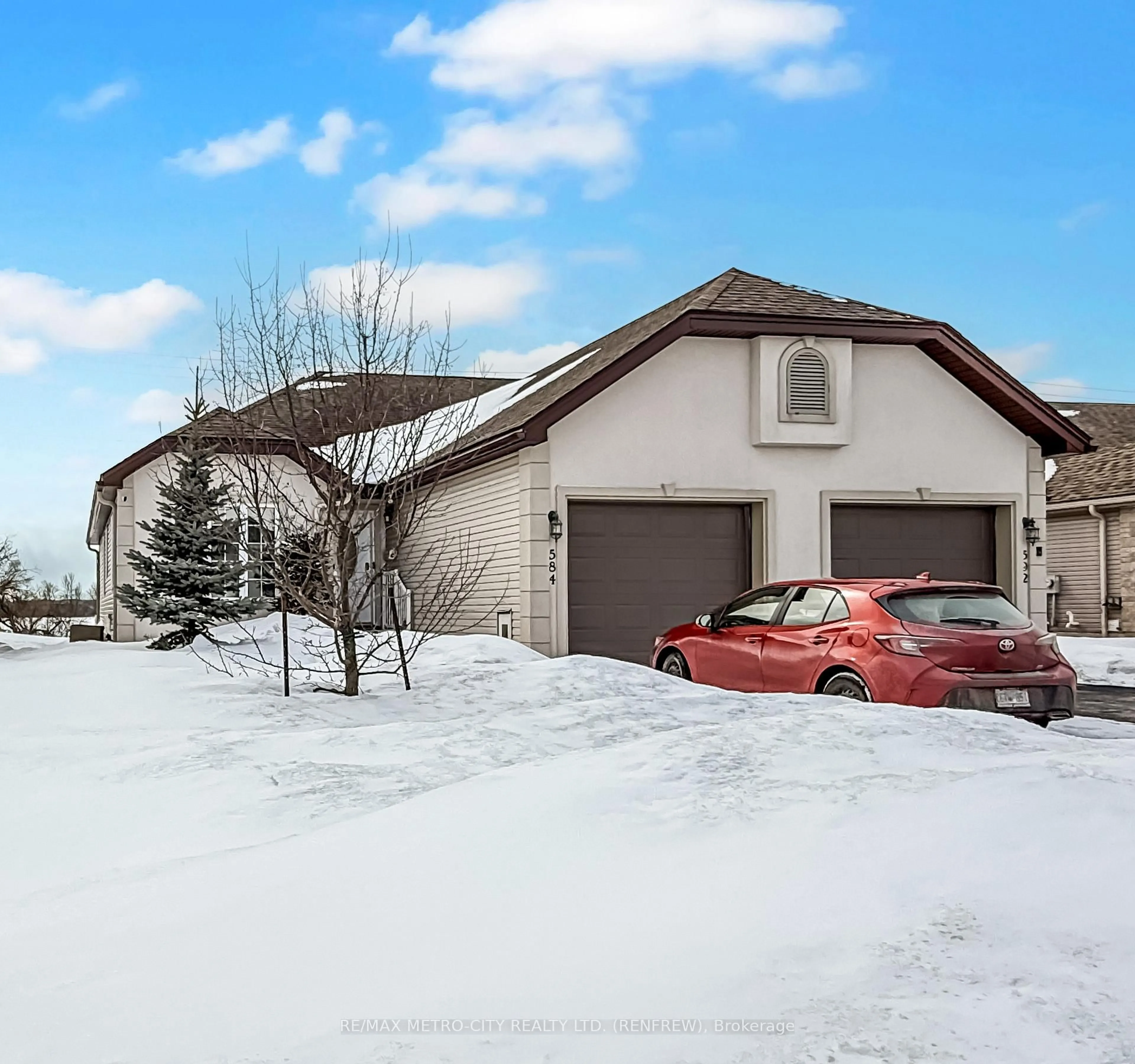 Indoor garage for 584 Aberdeen St, Renfrew Ontario K7V 2G9