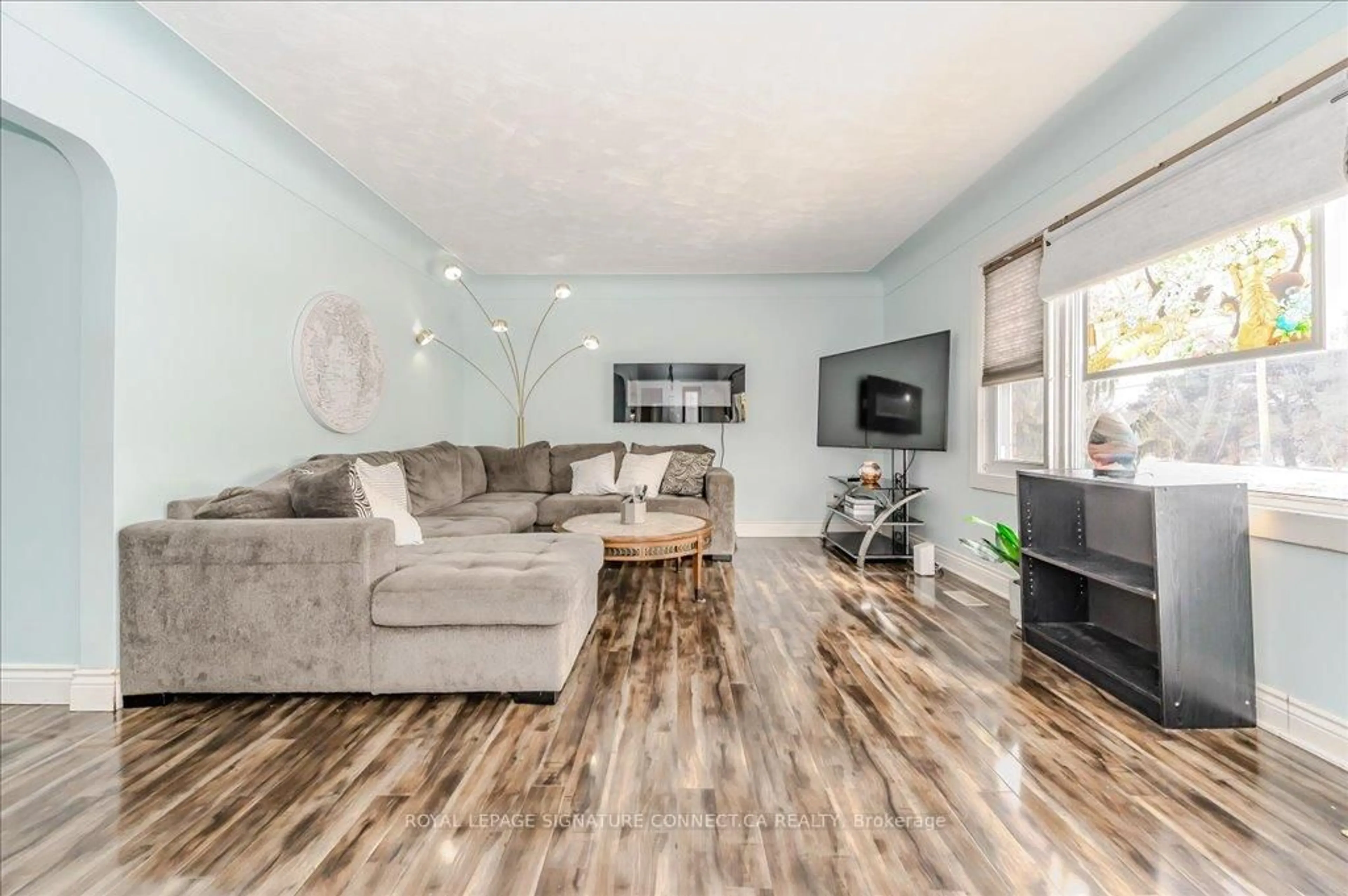 Living room with furniture, wood/laminate floor for 545 Dunbar Rd, Cambridge Ontario N3H 2T3