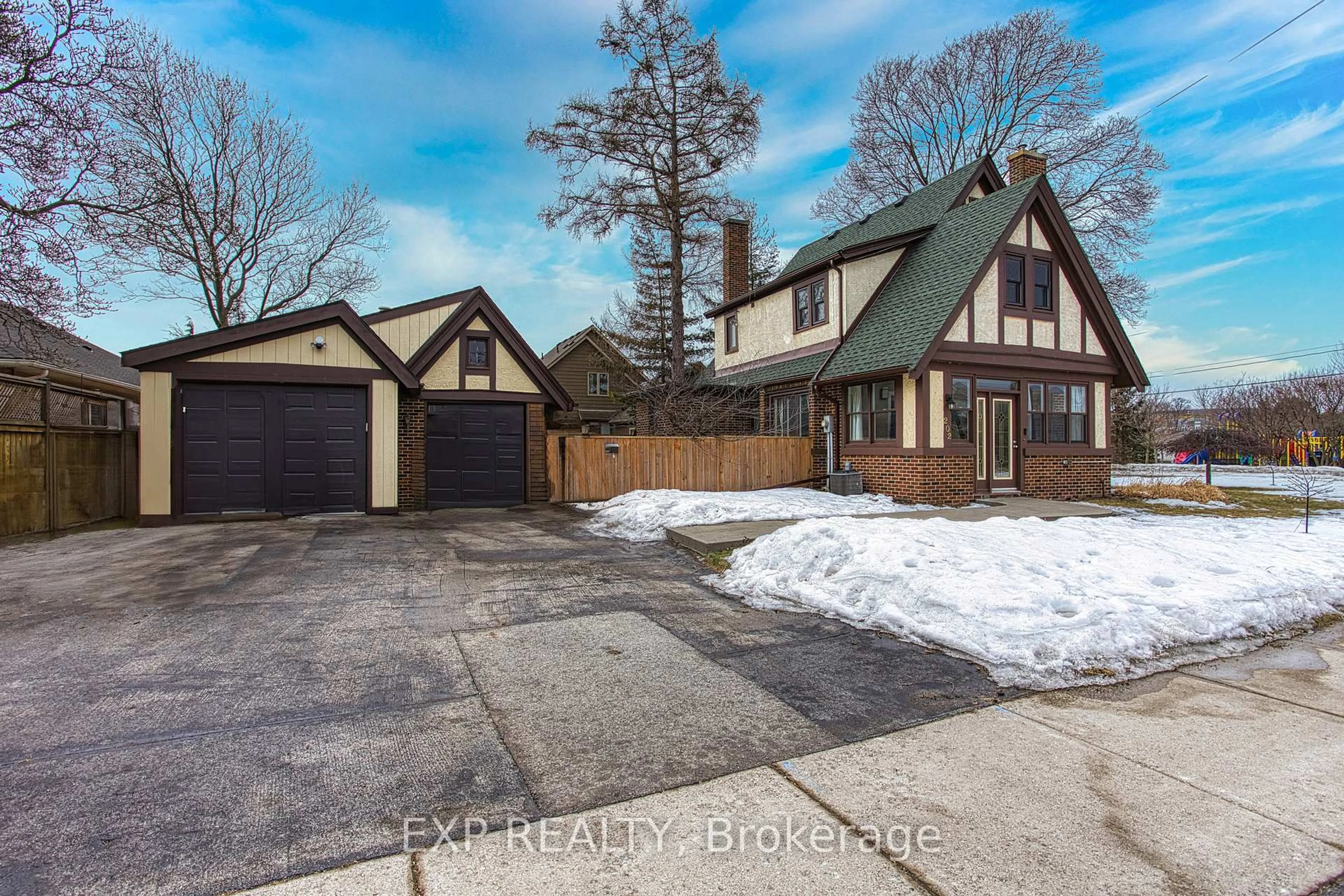 A pic from outside/outdoor area/front of a property/back of a property/a pic from drone, street for 202 Central Ave, Grimsby Ontario L3M 1X9