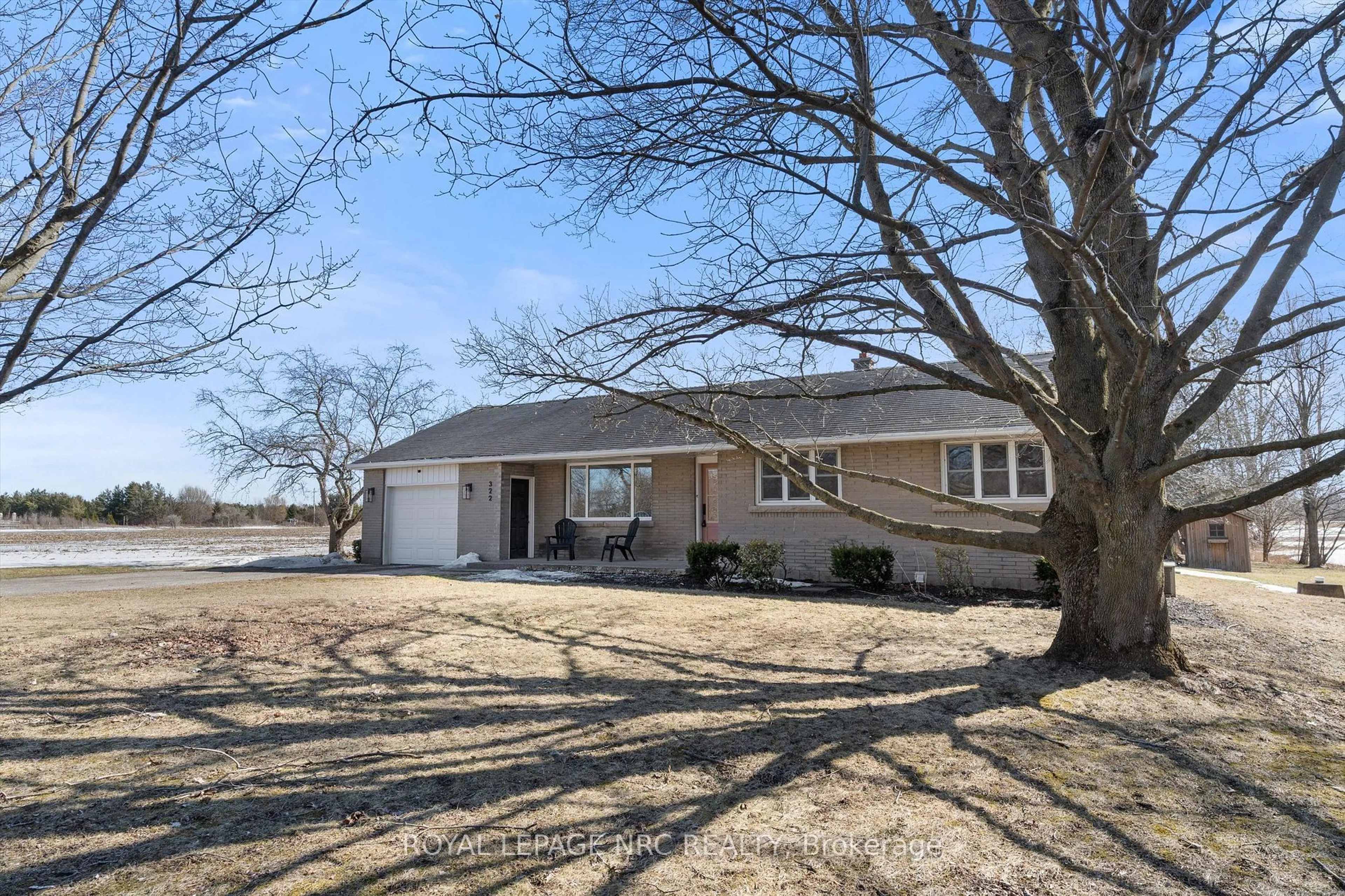 A pic from outside/outdoor area/front of a property/back of a property/a pic from drone, street for 322 Foss Rd, Pelham Ontario L0S 1C0