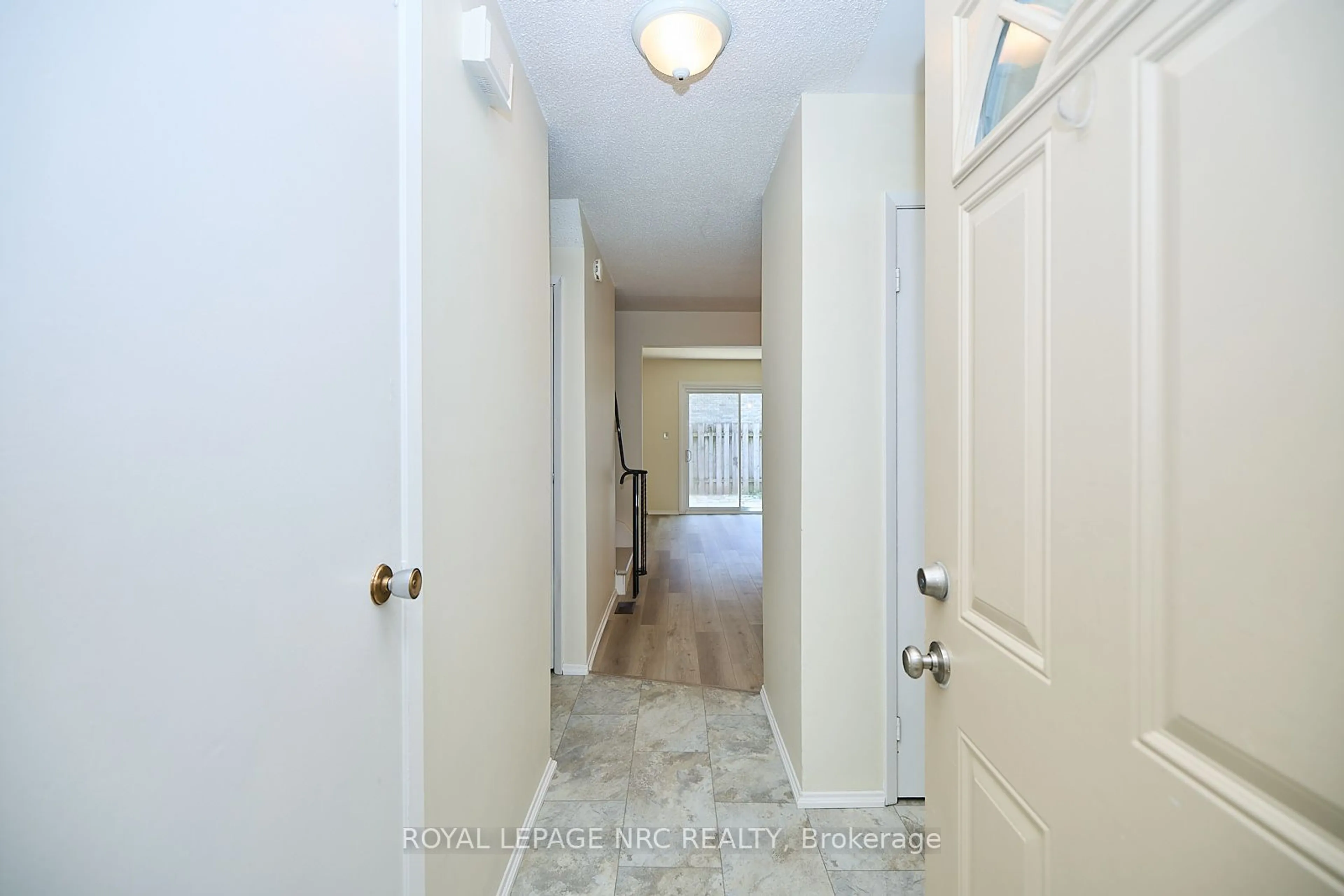 Indoor entryway for 75 Ventura Dr #23, St. Catharines Ontario L2R 7J7