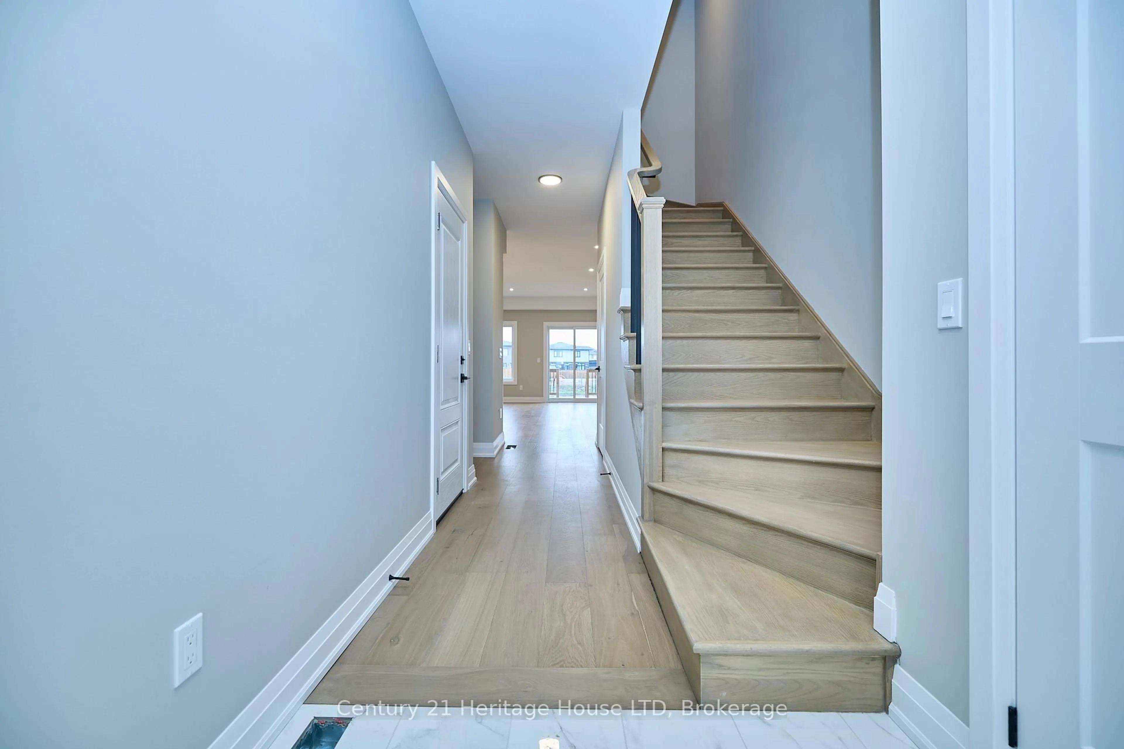 Indoor entryway for 106 ELVIRA Way, Thorold Ontario L2V 0B7