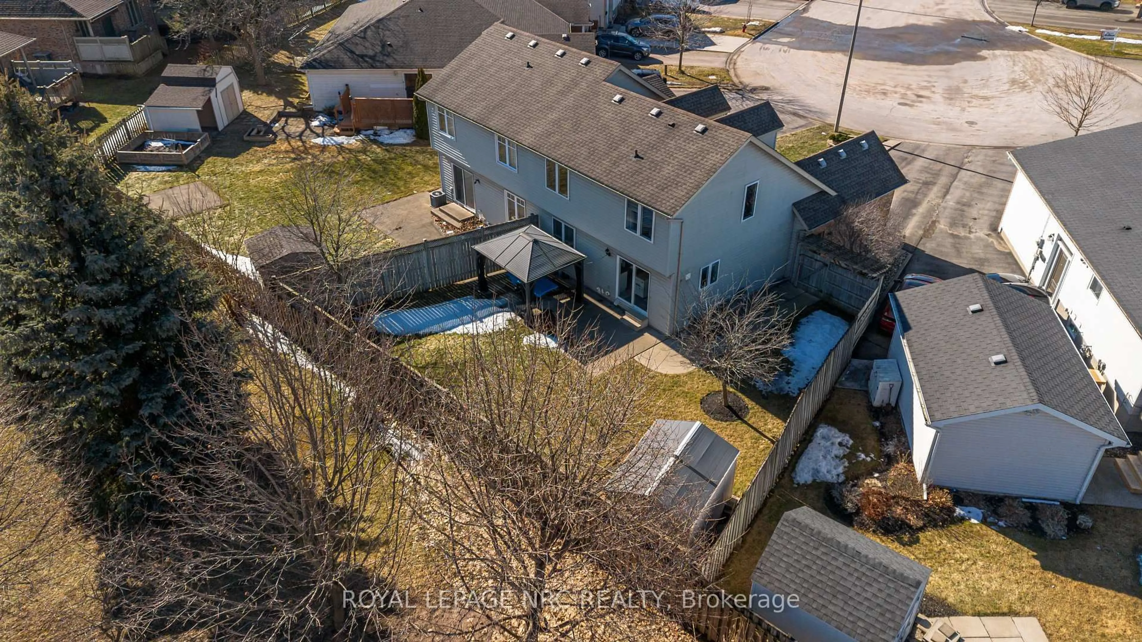 A pic from outside/outdoor area/front of a property/back of a property/a pic from drone, street for 7690 Cortina Cres, Niagara Falls Ontario L2H 3B4