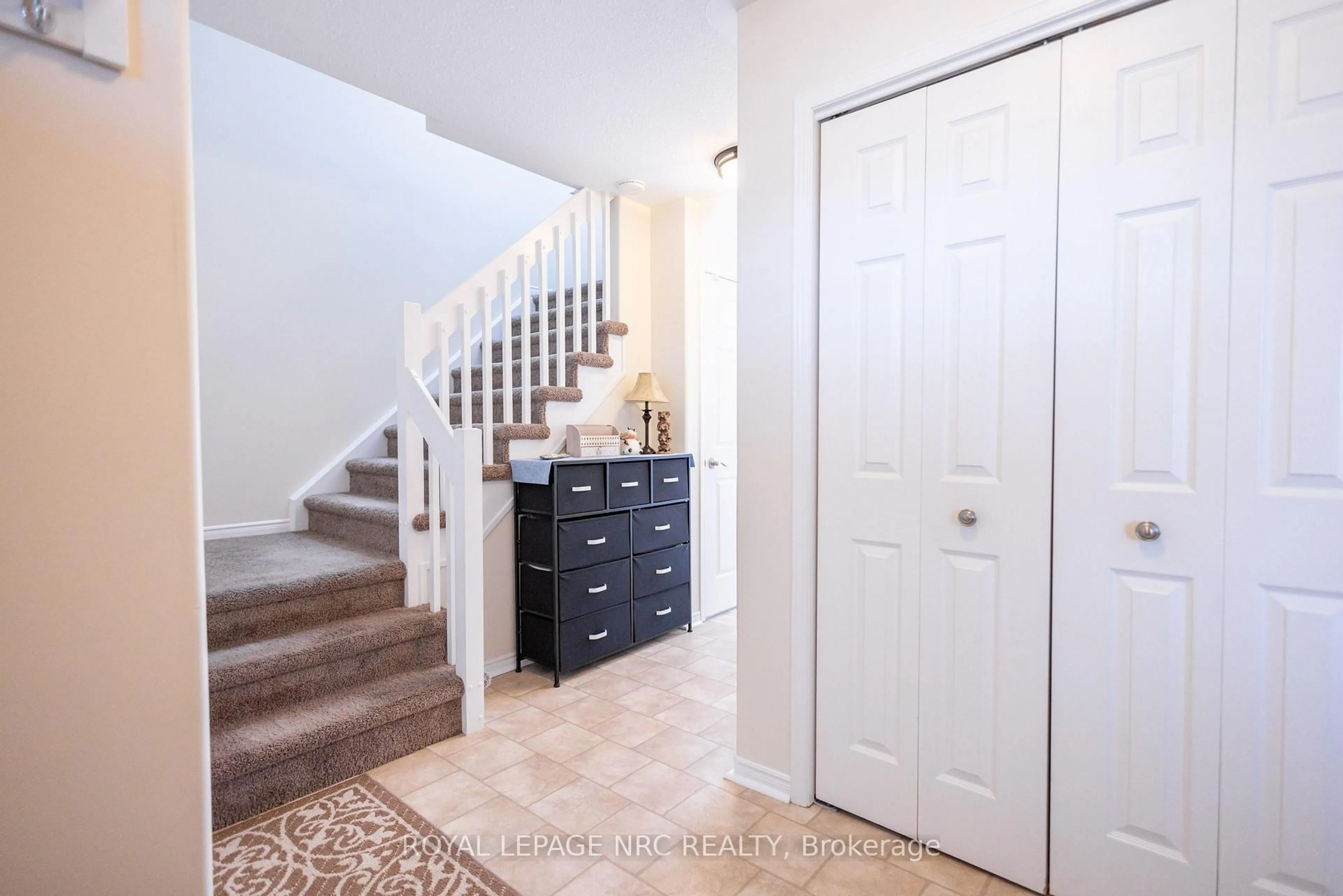 Indoor entryway for 7690 Cortina Cres, Niagara Falls Ontario L2H 3B4