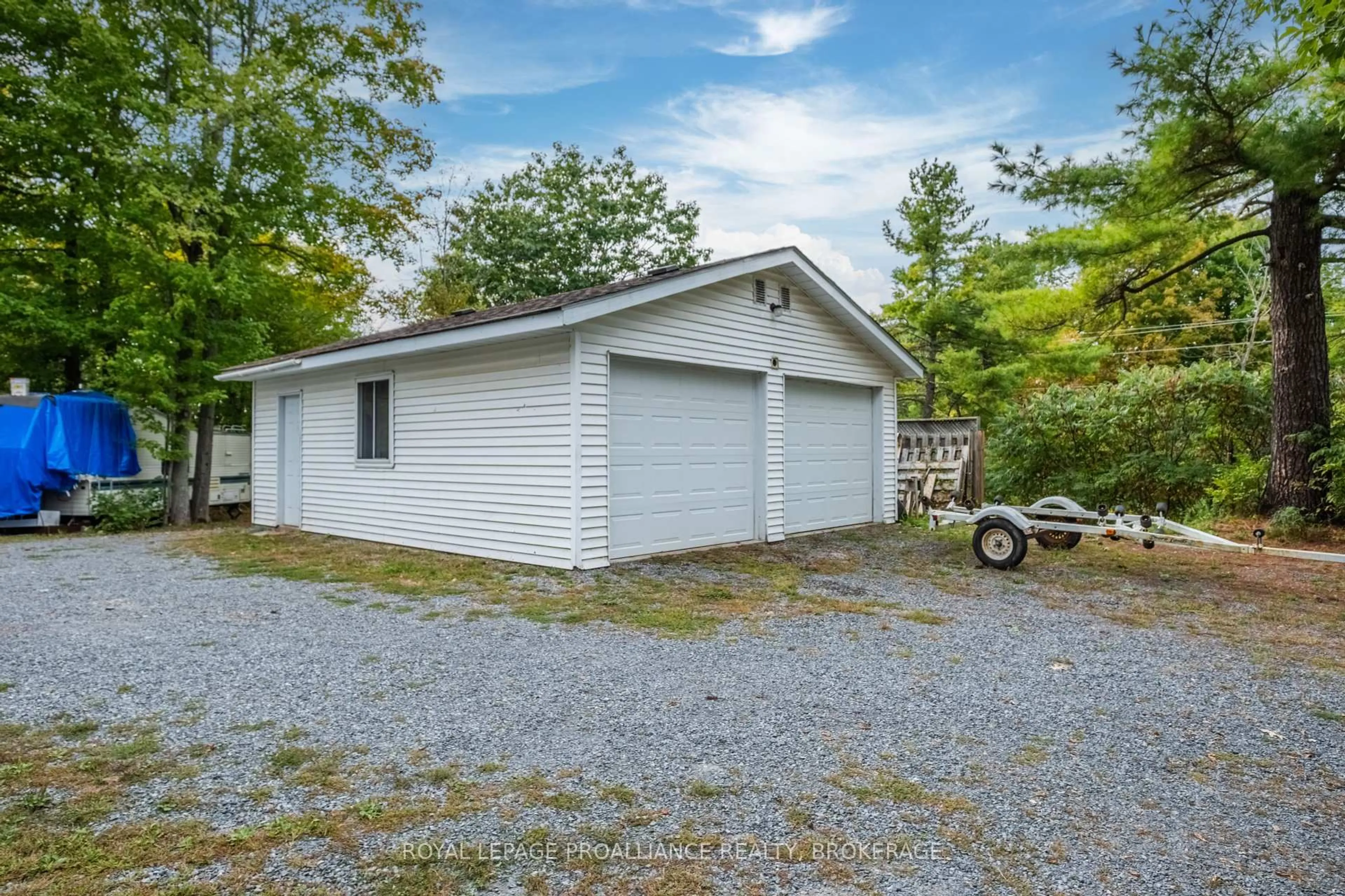 Indoor garage for 1911 Ormsbee Rd, South Frontenac Ontario K0H 1H0