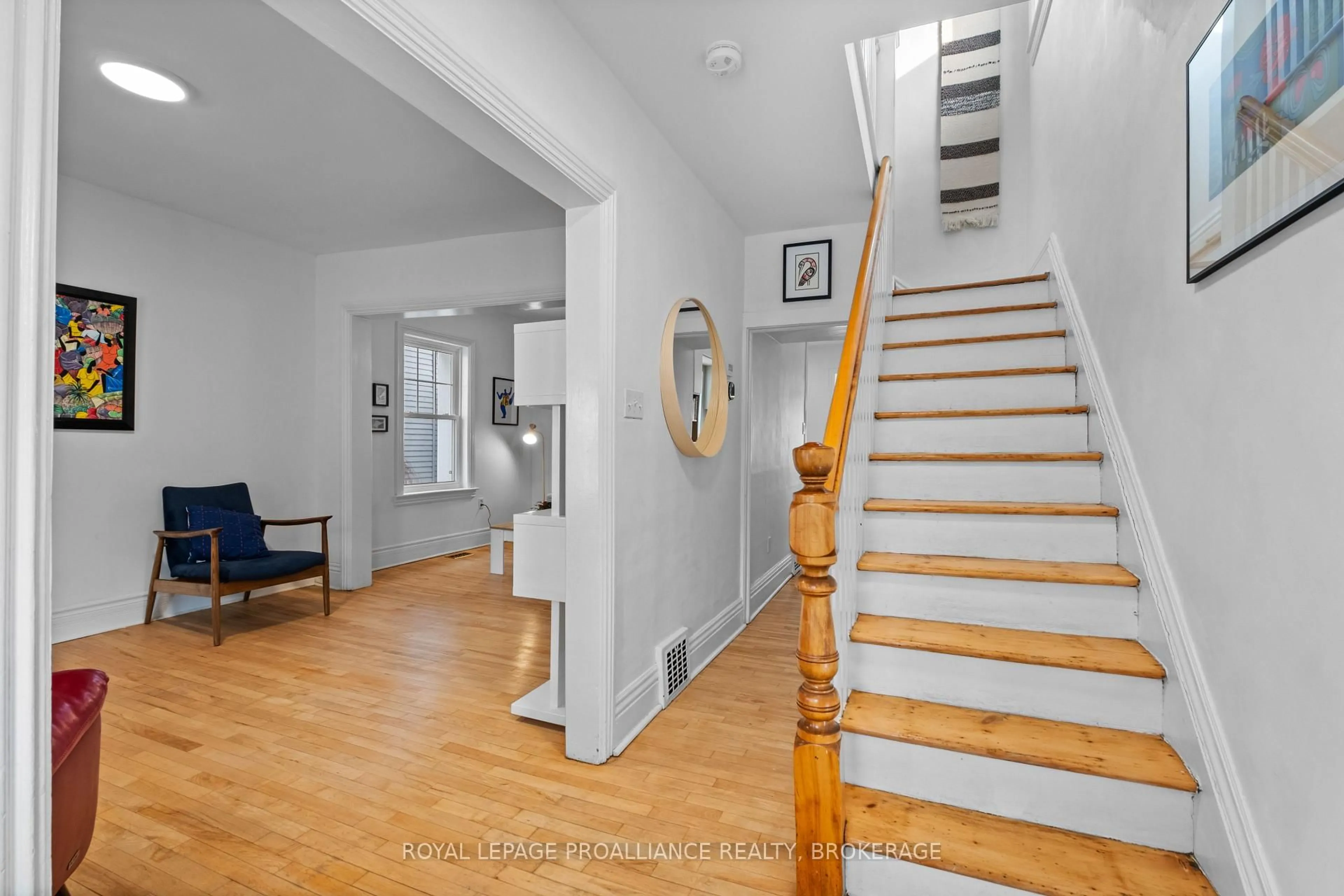 Indoor foyer for 29 Livingston Ave, Kingston Ontario K7L 4L1