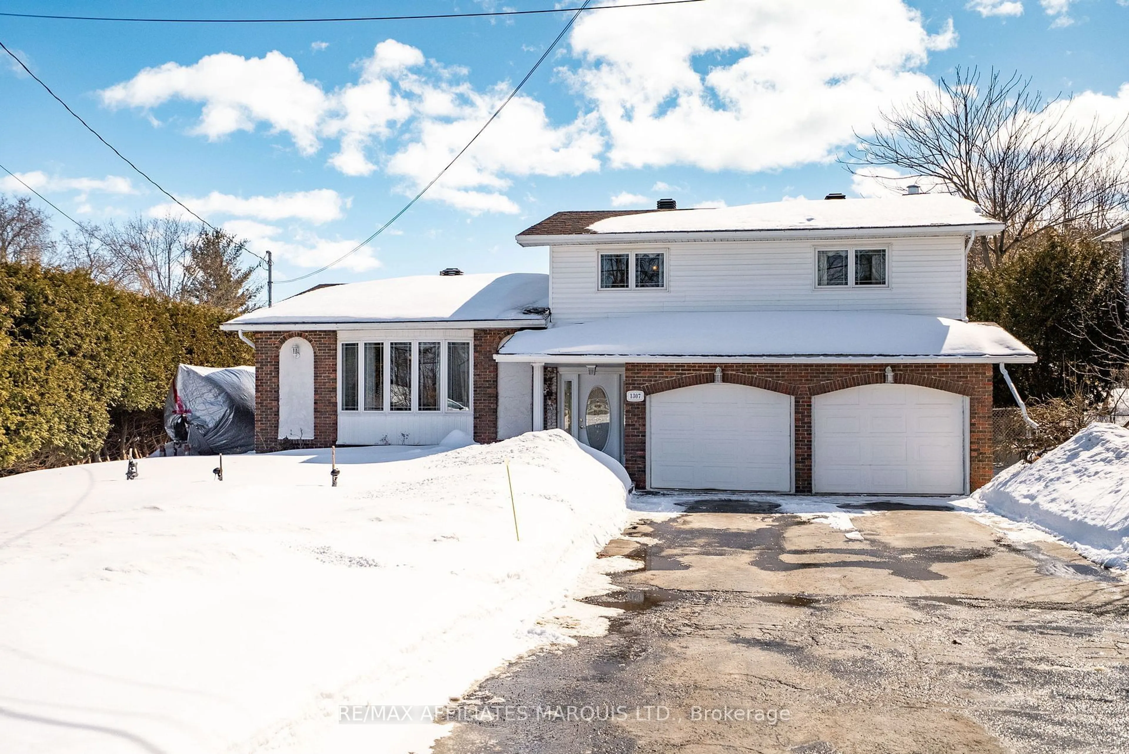 A pic from outside/outdoor area/front of a property/back of a property/a pic from drone, street for 1307 Laurier St, Clarence-Rockland Ontario K4K 1C8