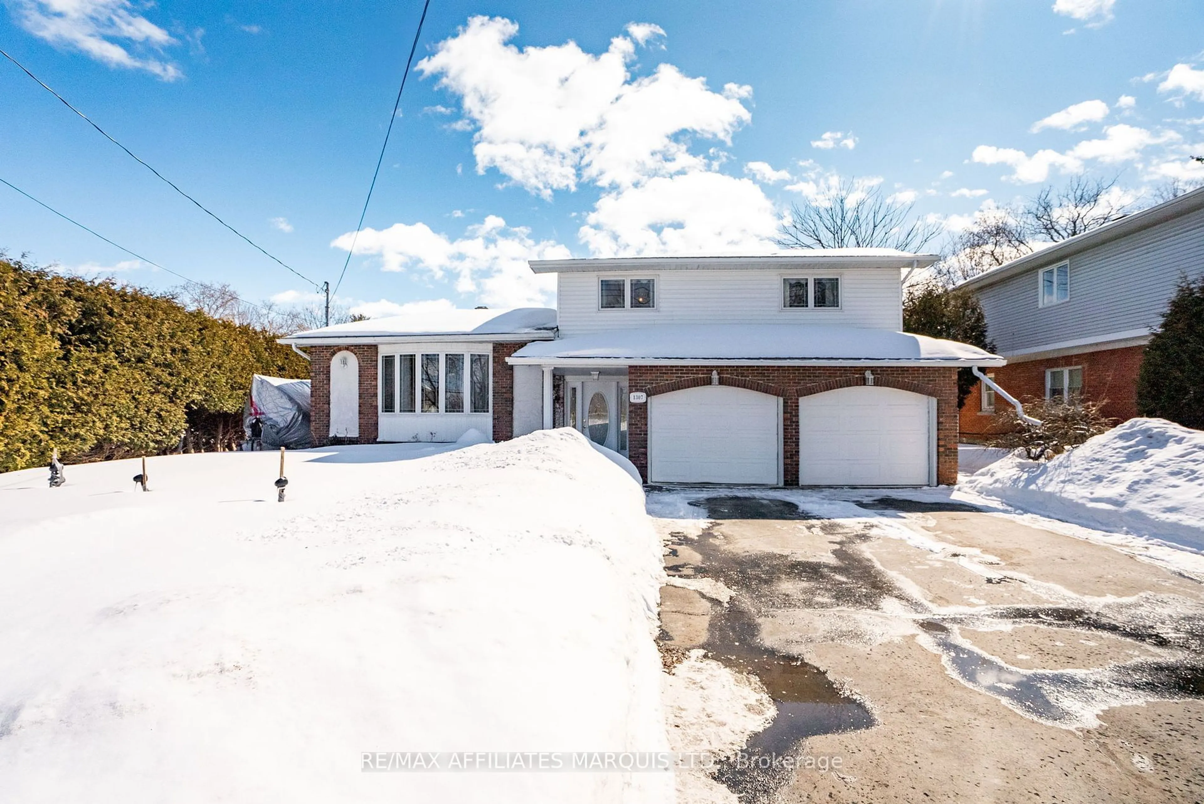 A pic from outside/outdoor area/front of a property/back of a property/a pic from drone, street for 1307 Laurier St, Clarence-Rockland Ontario K4K 1C8