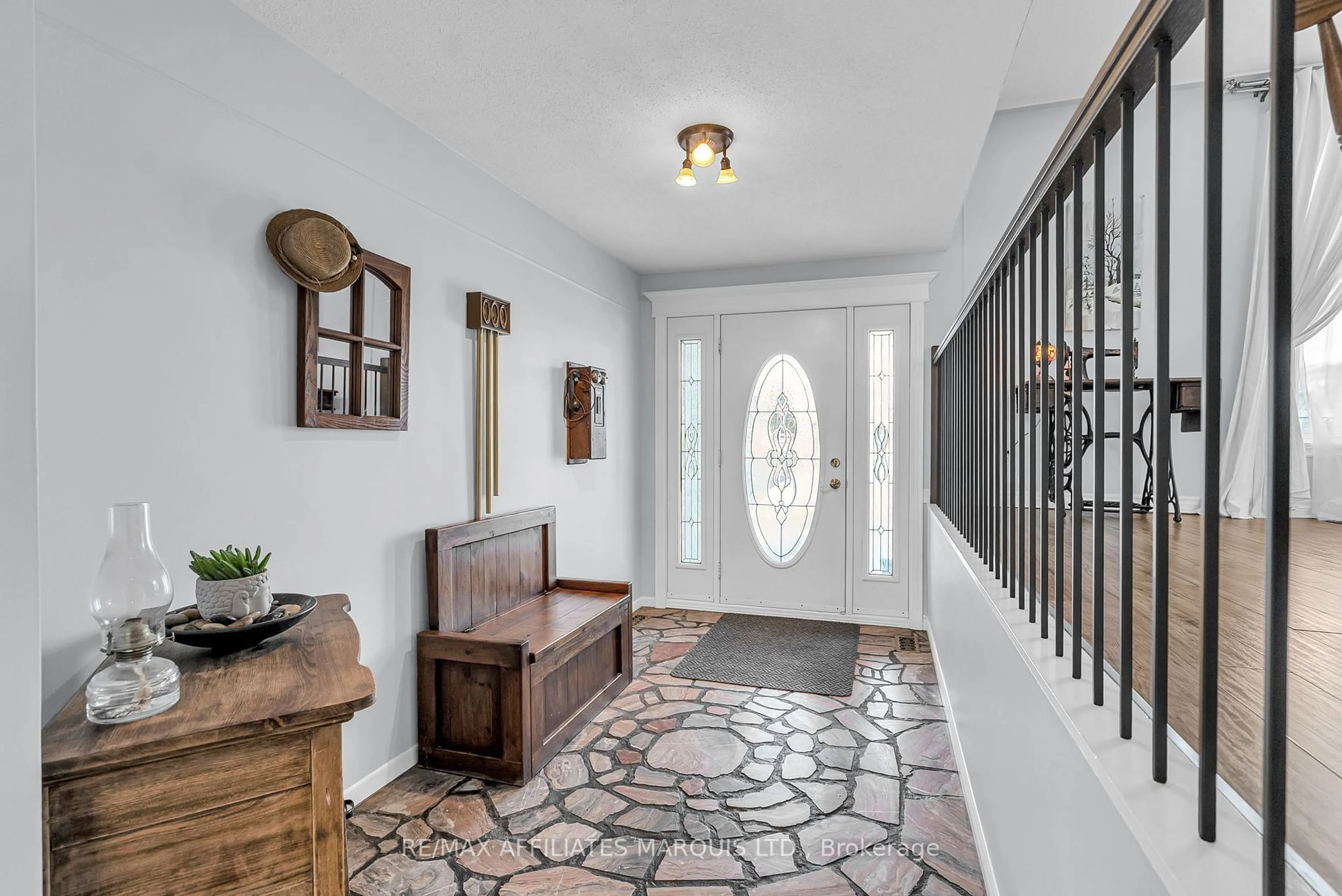 Indoor entryway for 1307 Laurier St, Clarence-Rockland Ontario K4K 1C8