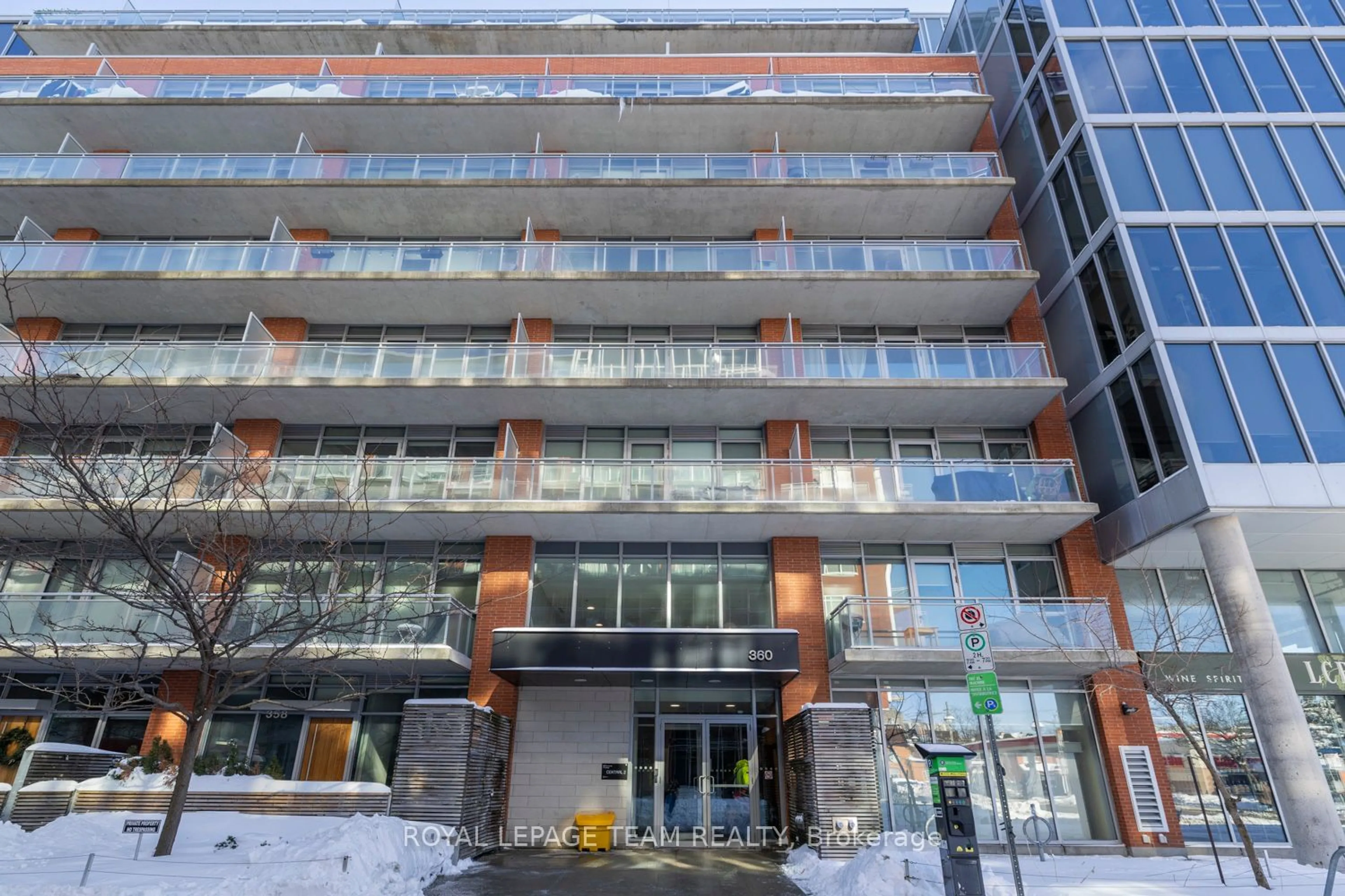 Indoor foyer for 360 Mcleod St #618, Ottawa Ontario K2P 1A9