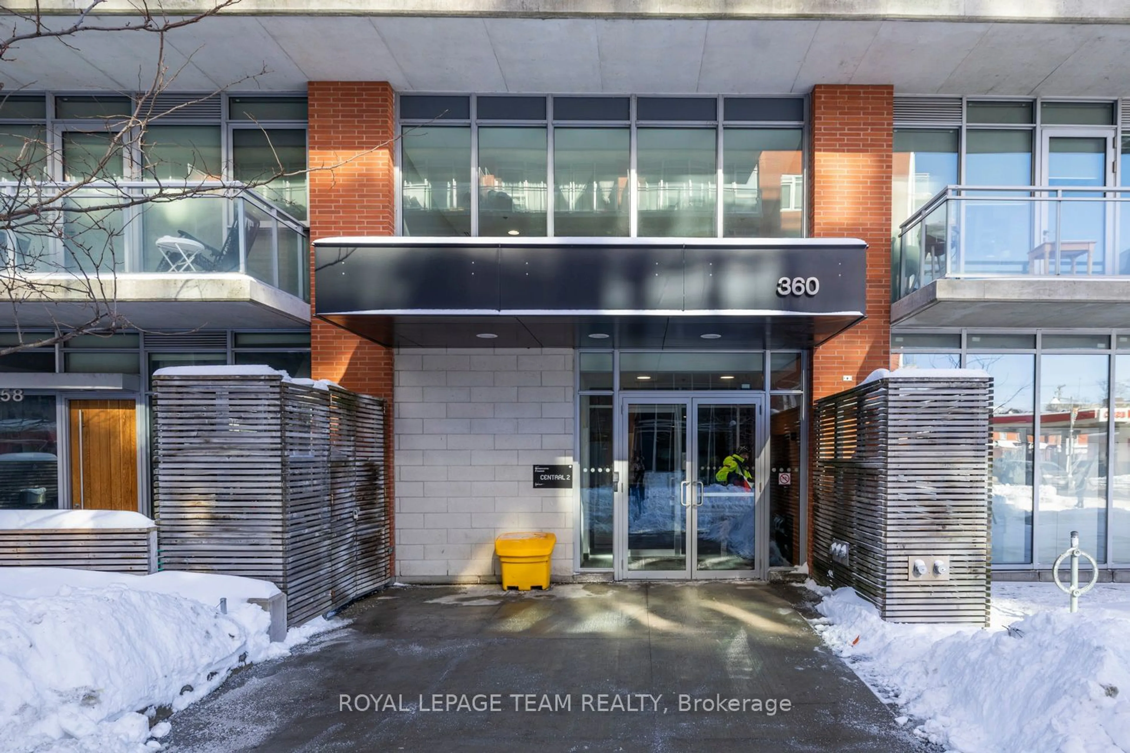 Indoor foyer for 360 Mcleod St #618, Ottawa Ontario K2P 1A9