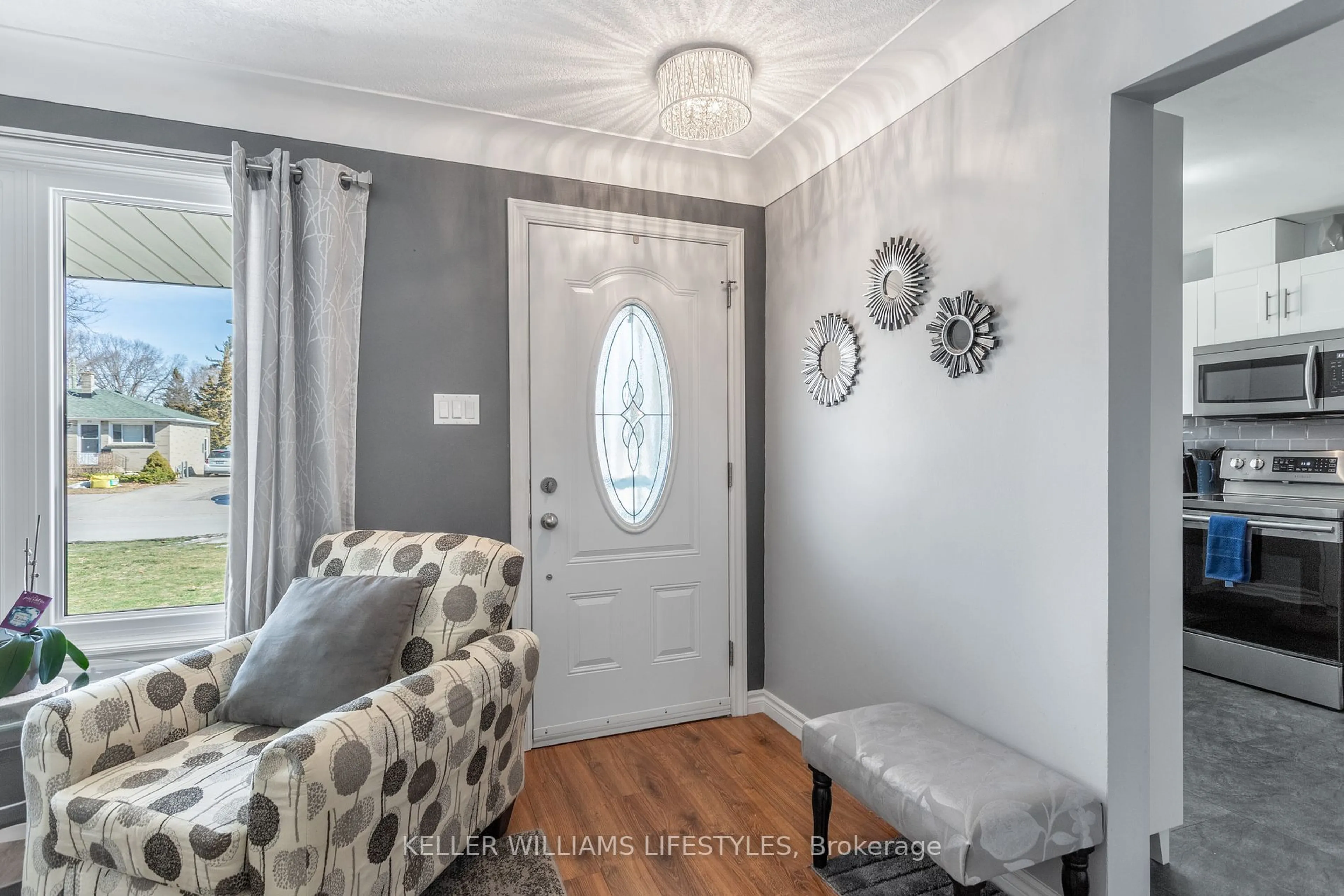 Indoor entryway for 25 Queenston Cres, London Ontario N5W 1N7