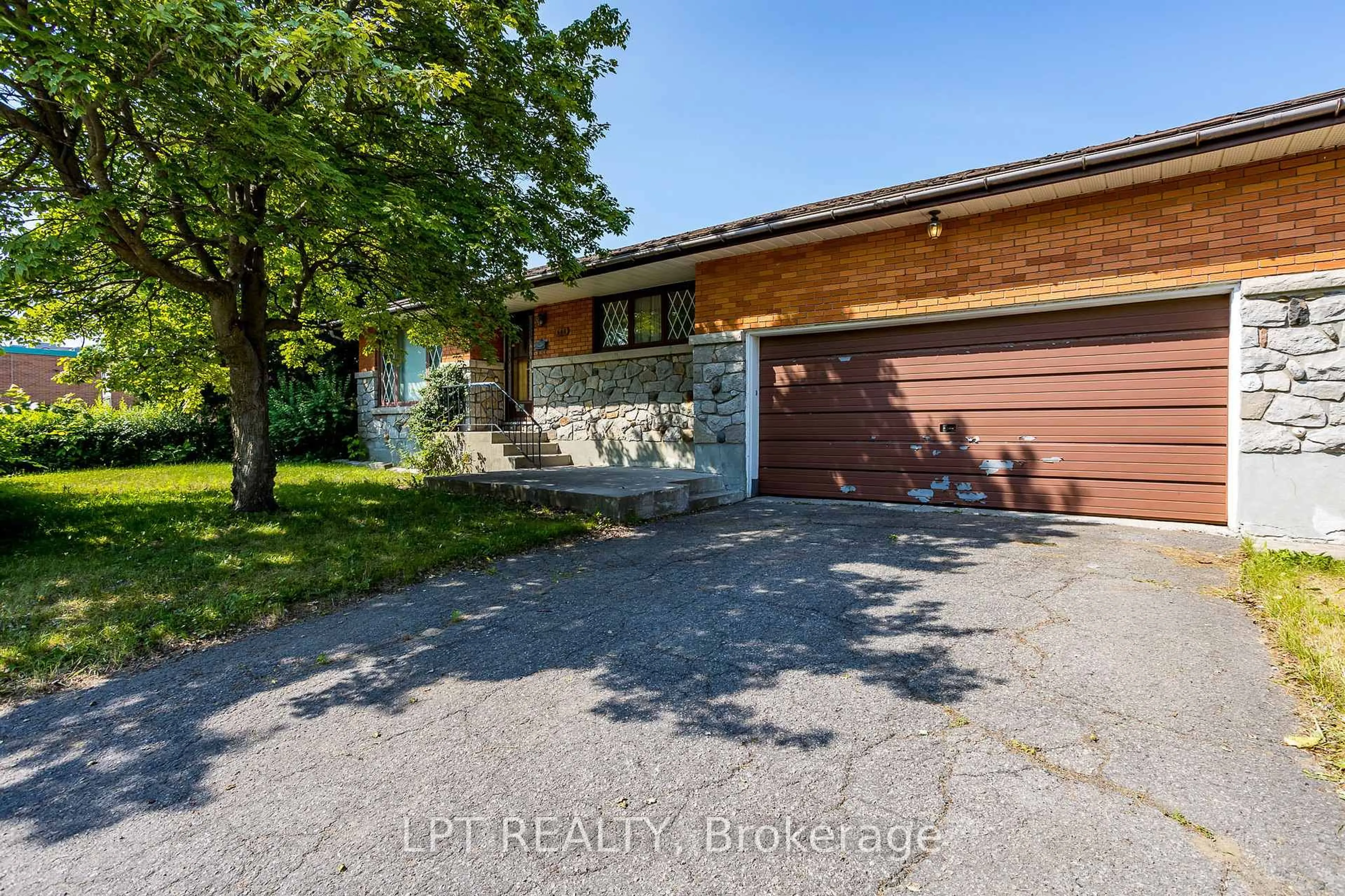 Home with brick exterior material, street for 648 Parkview Rd, Ottawa Ontario K1Z 6E5