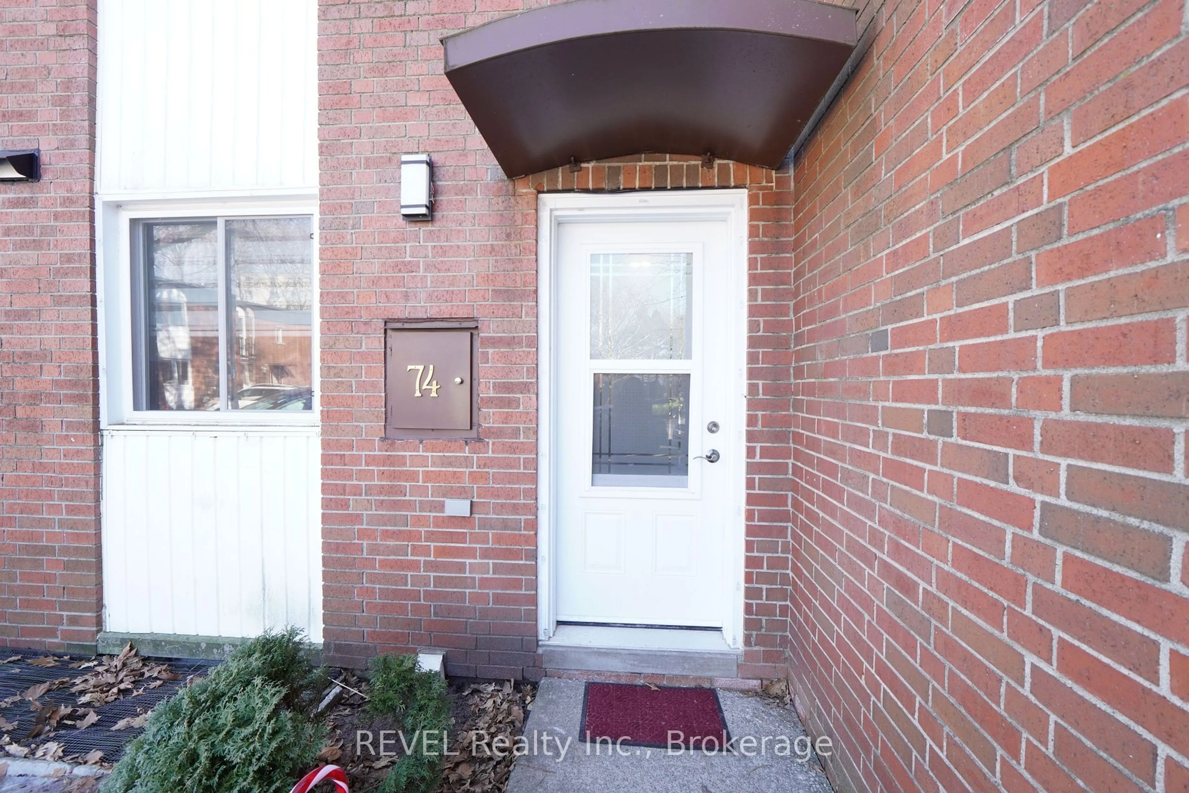 Indoor entryway for 6453 Colborne St #74, Niagara Falls Ontario L2J 1E7