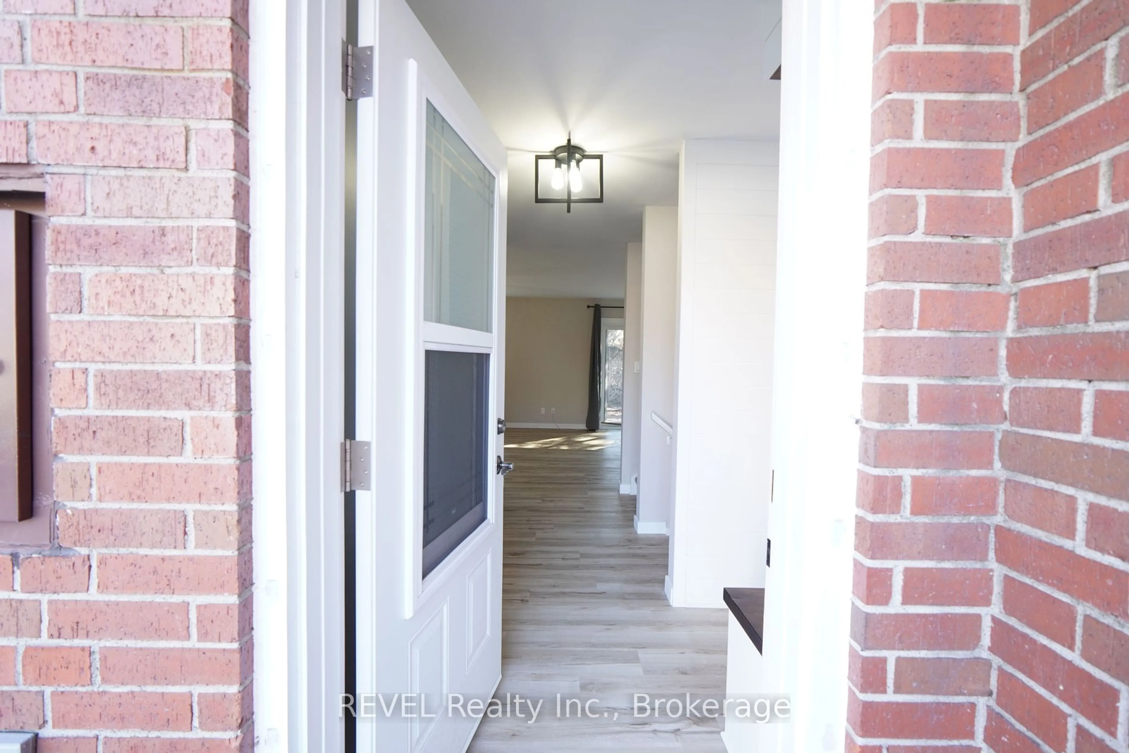 Indoor entryway for 6453 Colborne St #74, Niagara Falls Ontario L2J 1E7