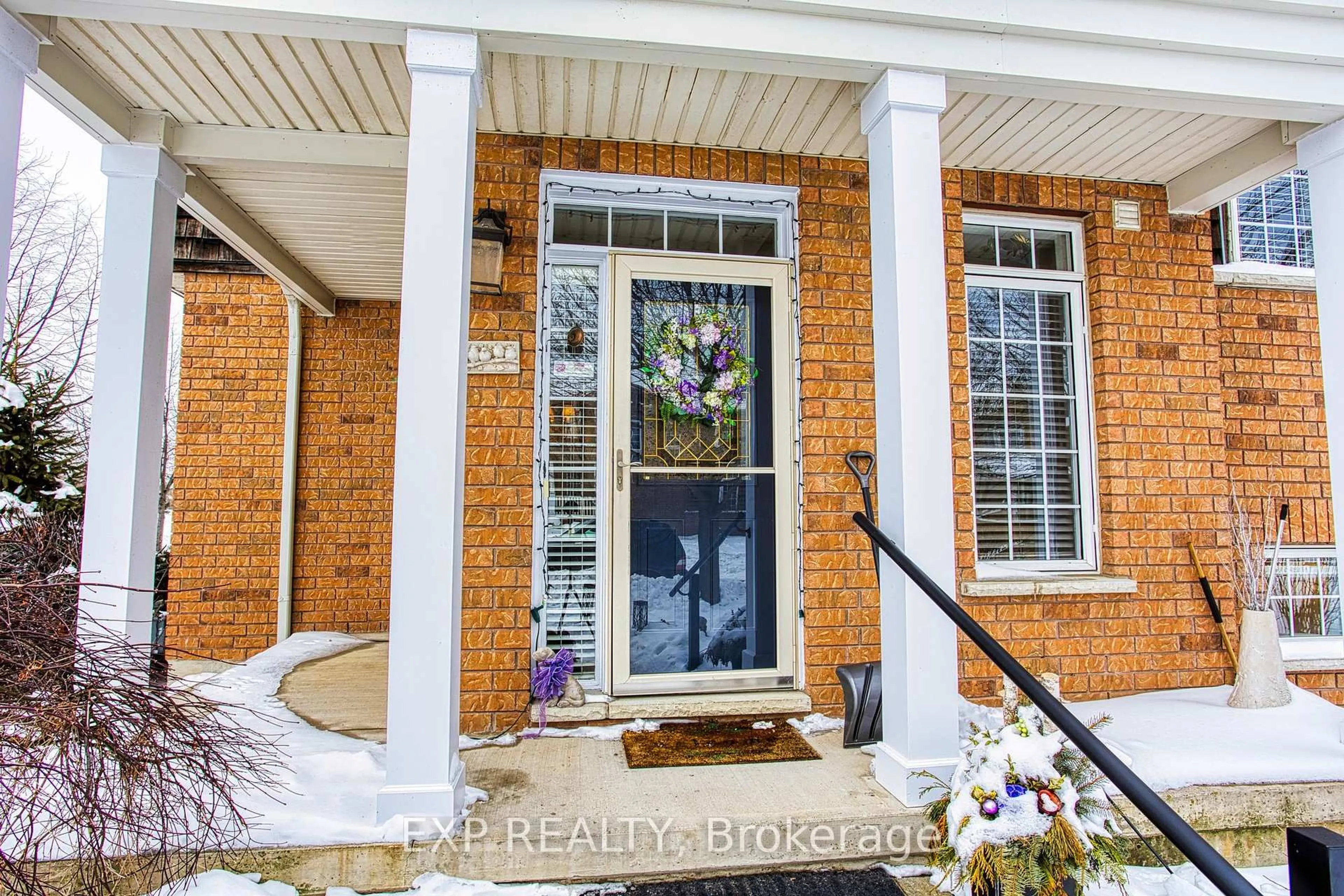 Indoor entryway for 35 Northampton Blvd, Hamilton Ontario L8E 6C4