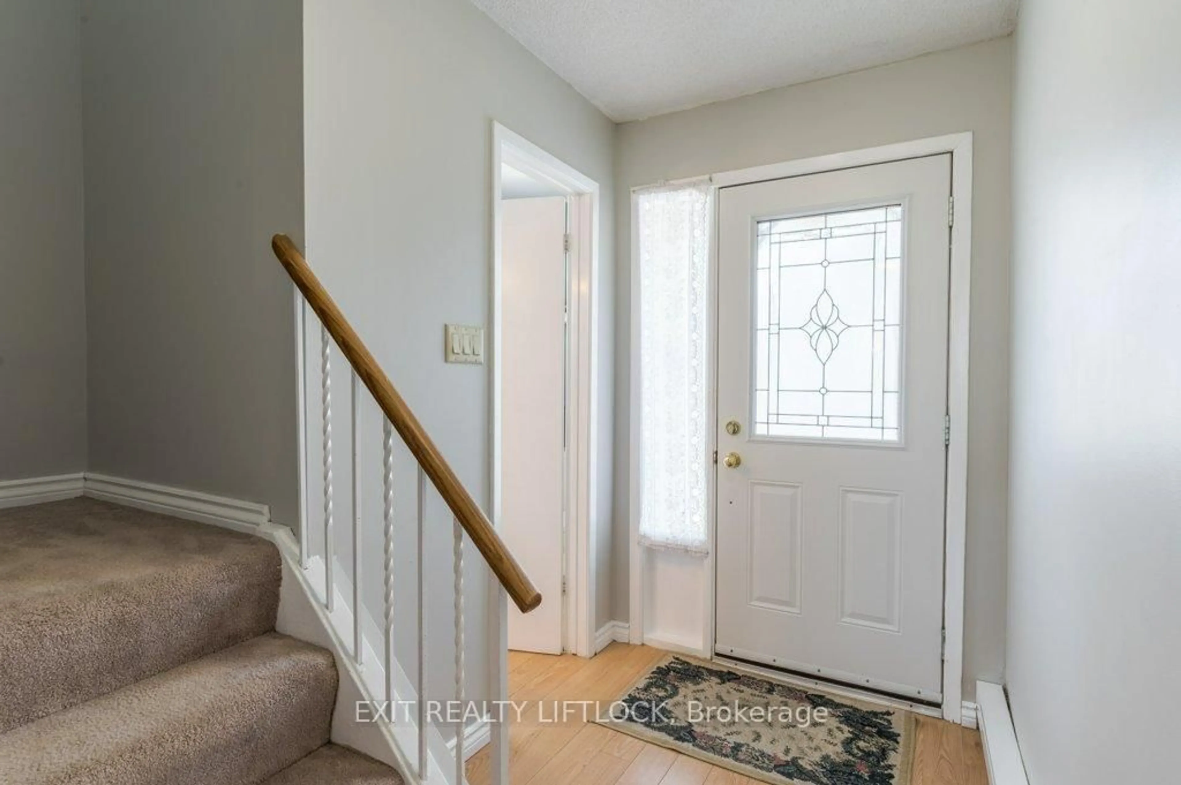 Indoor entryway for 27 Pochon Ave, Port Hope Ontario L1A 2X8