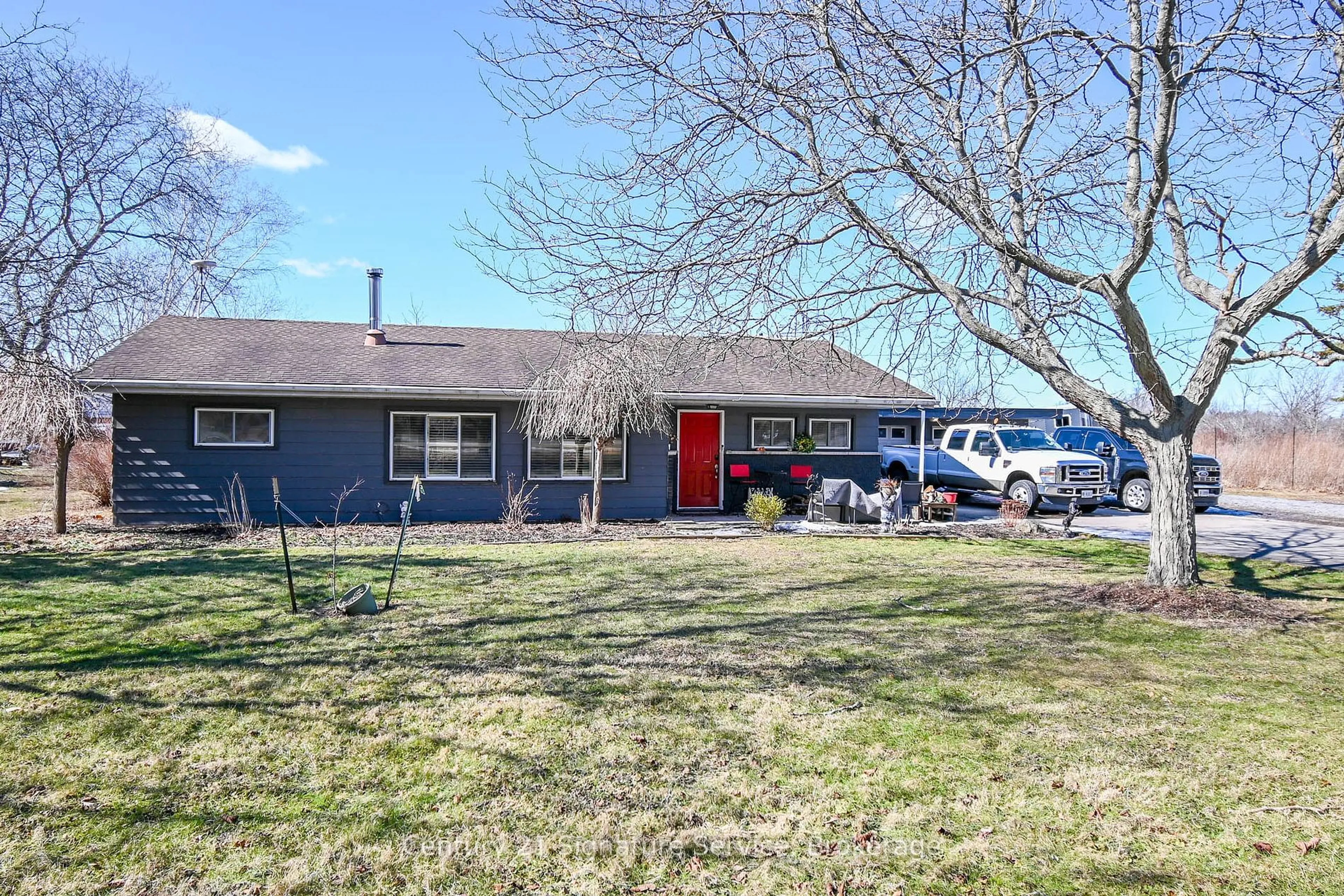 A pic from outside/outdoor area/front of a property/back of a property/a pic from drone, street for 752 Empire Rd, Port Colborne Ontario L0S 1R0