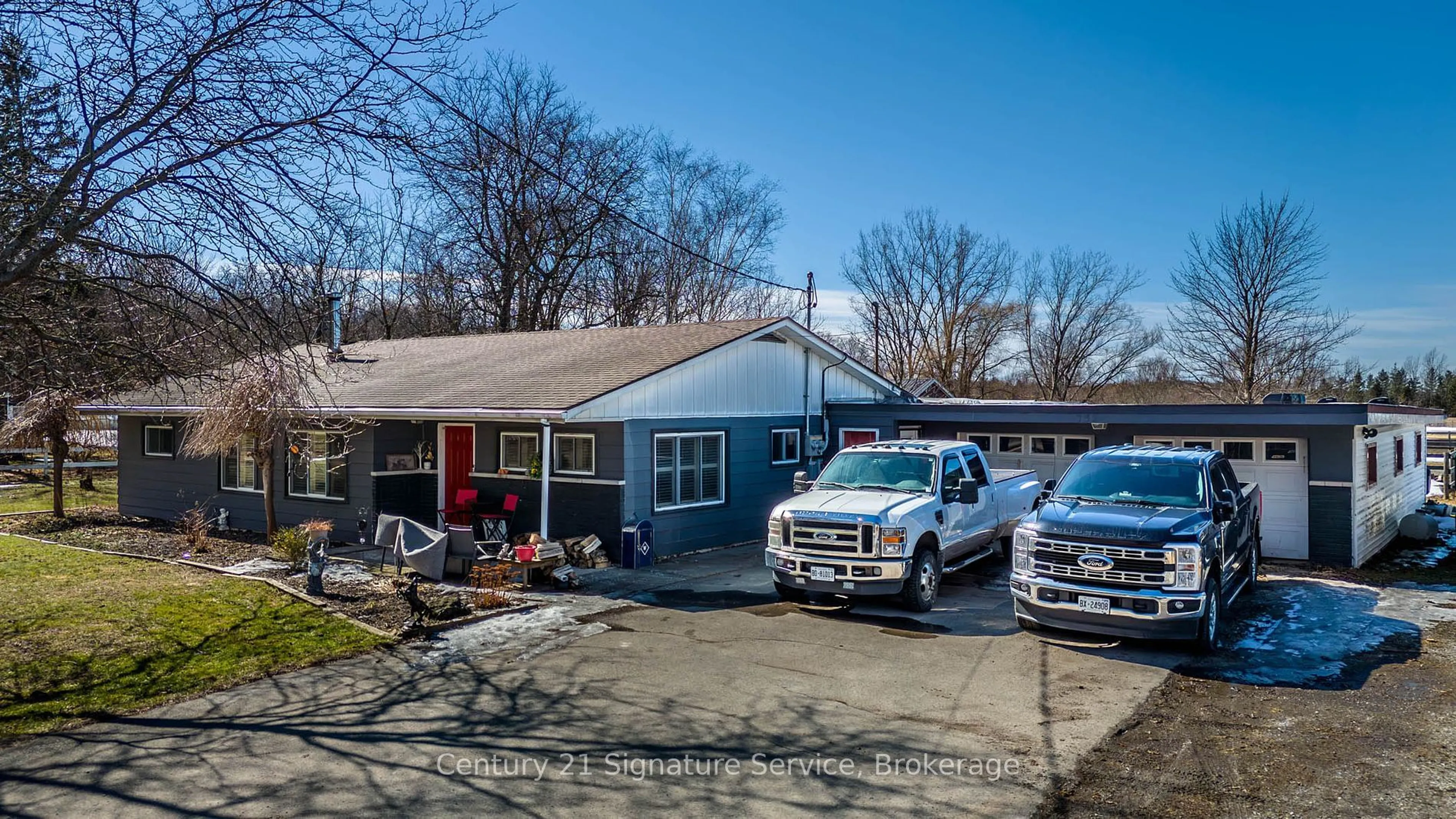 A pic from outside/outdoor area/front of a property/back of a property/a pic from drone, street for 752 Empire Rd, Port Colborne Ontario L0S 1R0