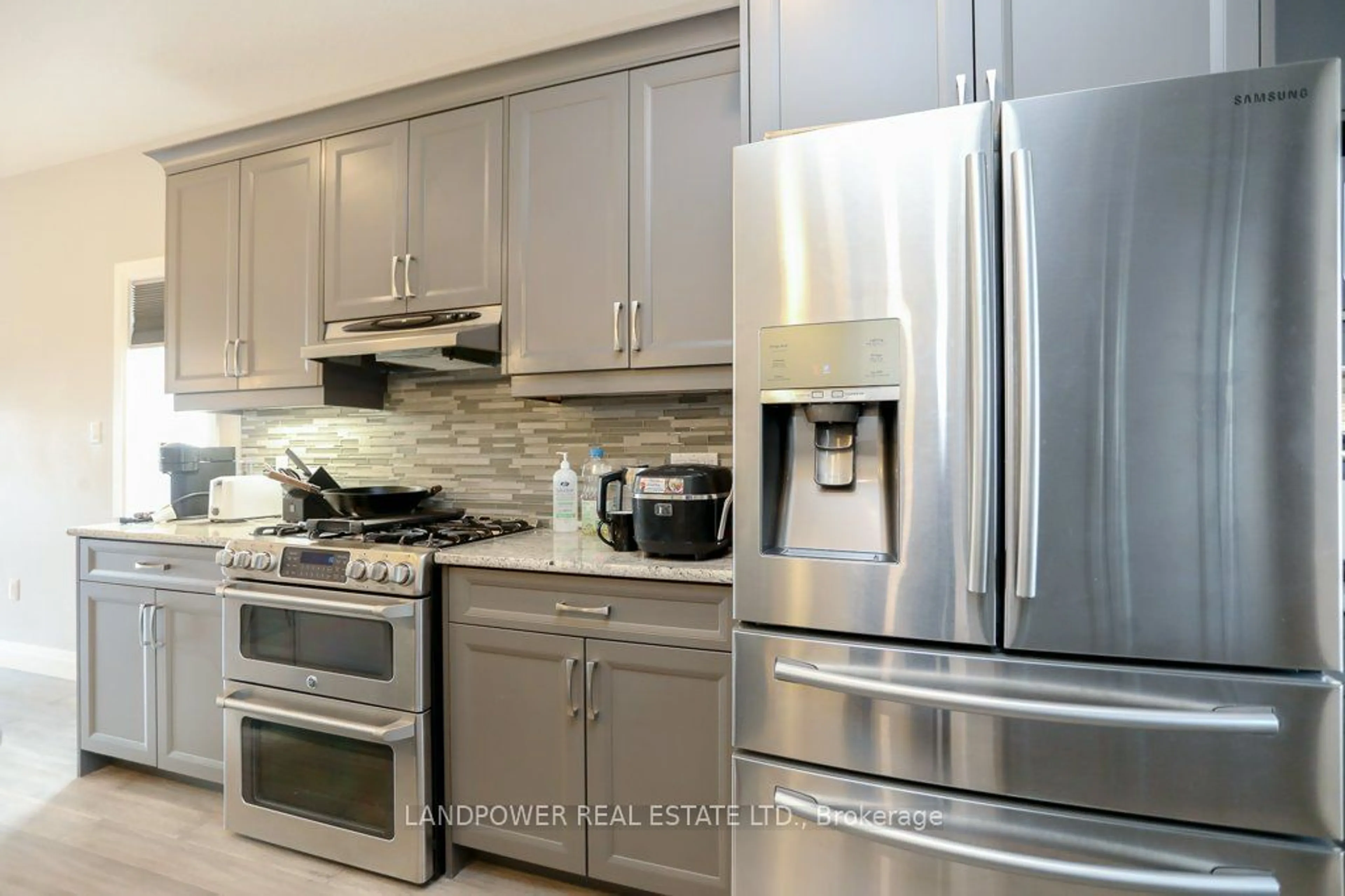 Contemporary kitchen, unknown for 3235 Raleigh Cres, London Ontario N6P 0E4