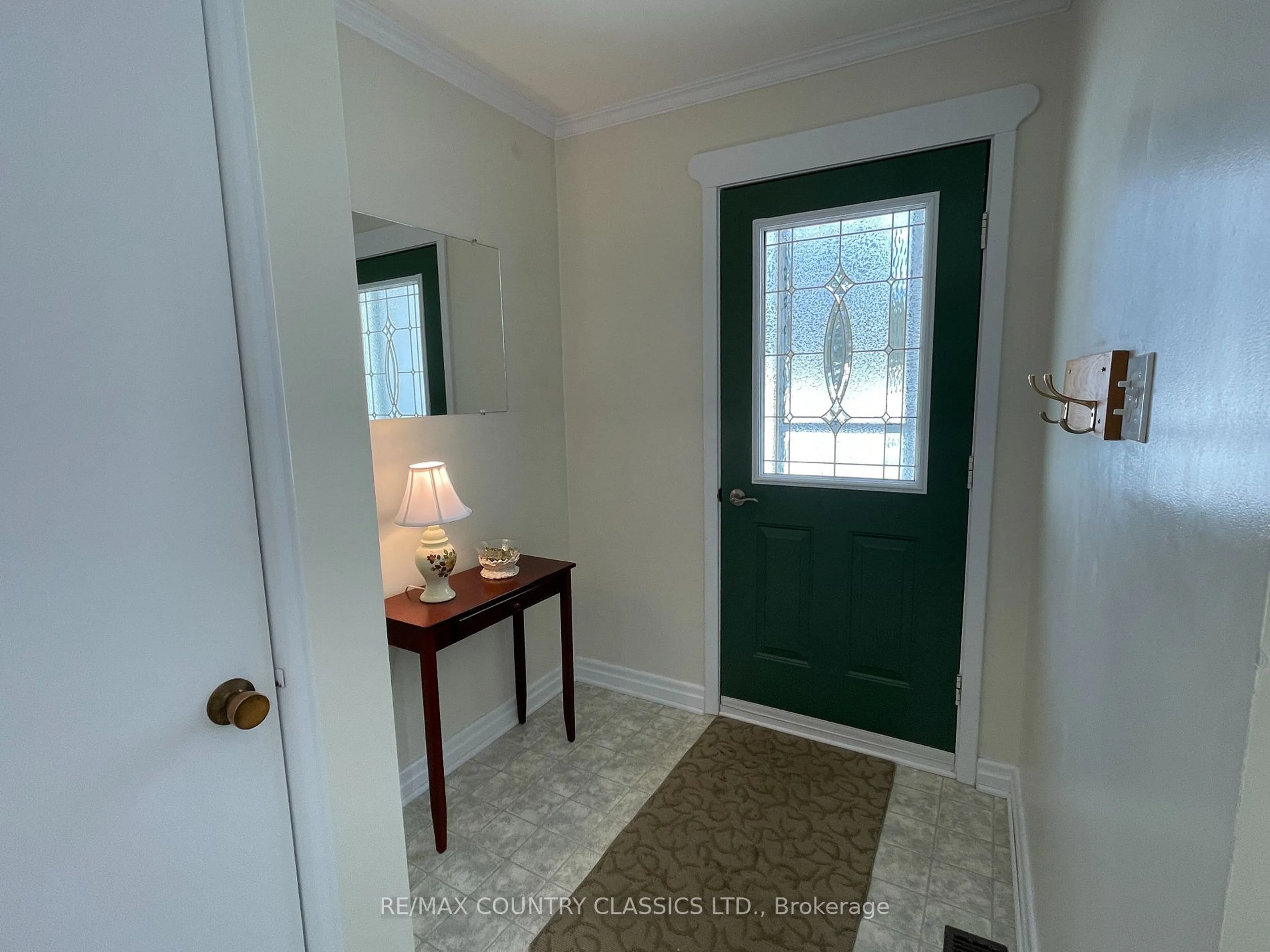 Indoor entryway for 34 Great Oak St, Highlands East Ontario K0L 1M0