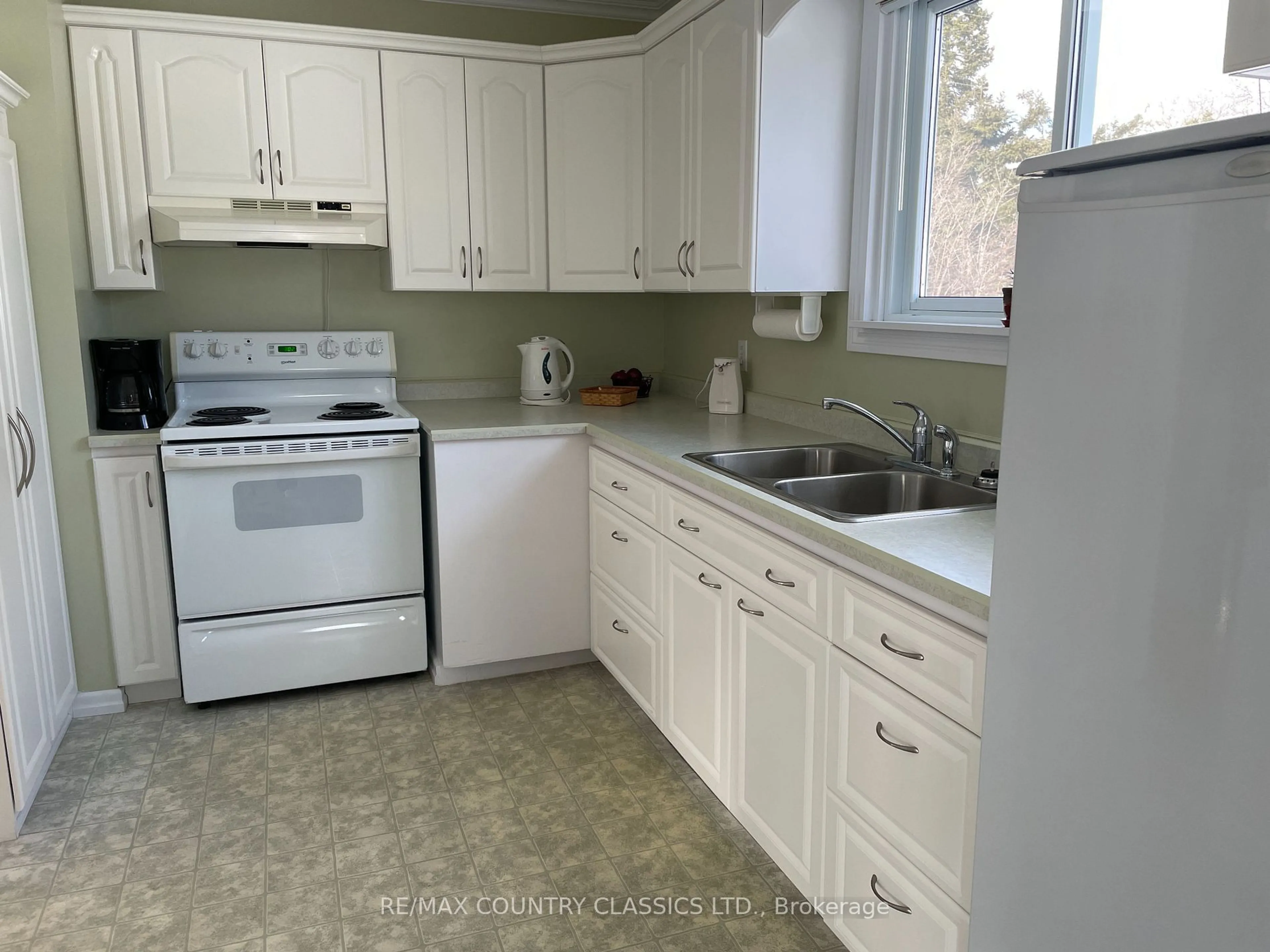 Standard kitchen, unknown for 34 Great Oak St, Highlands East Ontario K0L 1M0