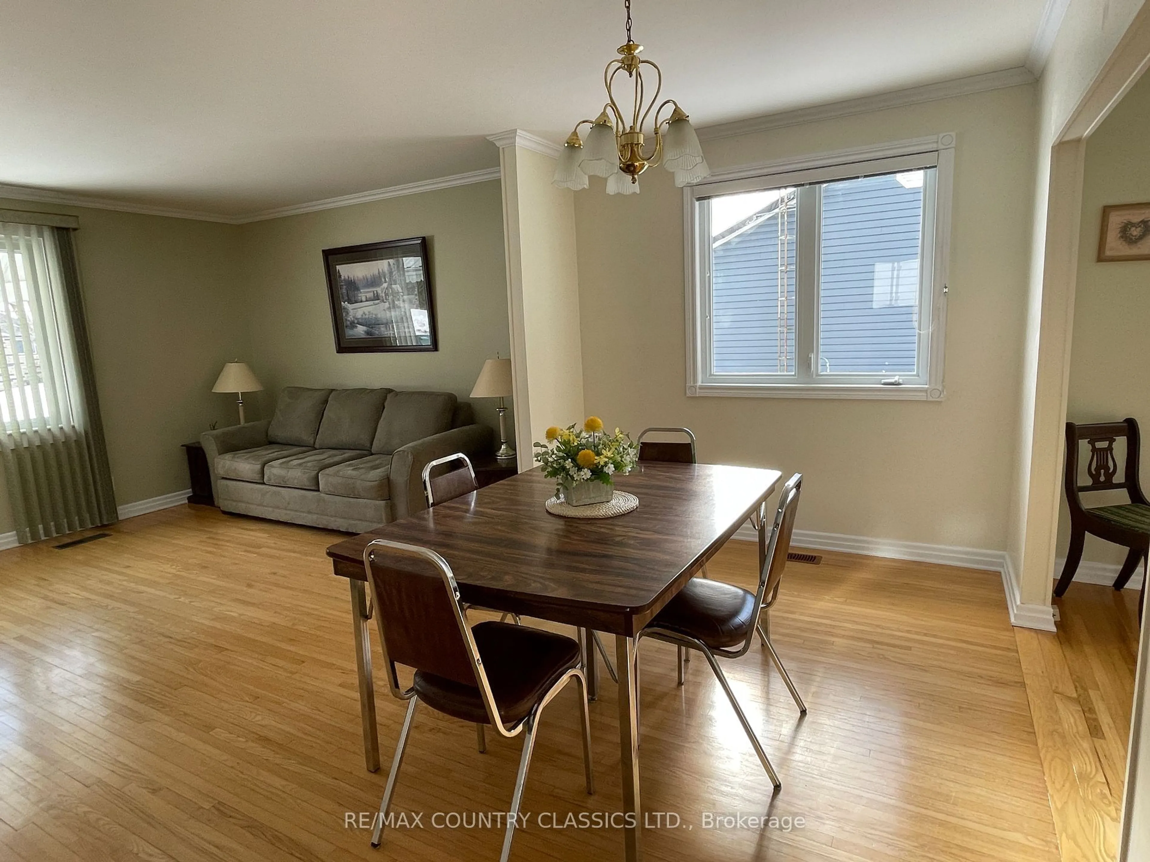 Dining room, wood/laminate floor for 34 Great Oak St, Highlands East Ontario K0L 1M0