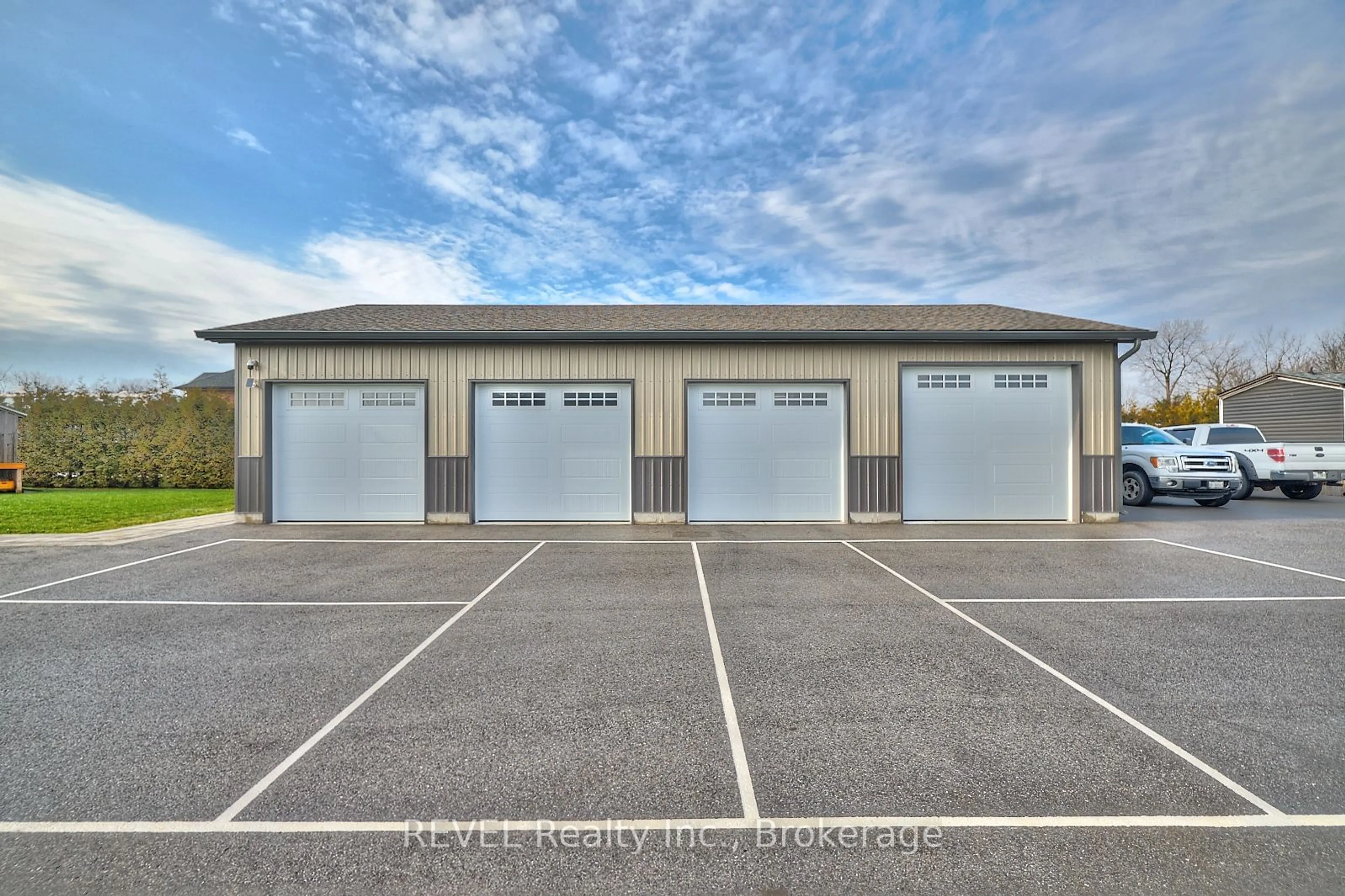 Indoor garage for 5256 Beach Rd, Port Colborne Ontario L0S 1R0