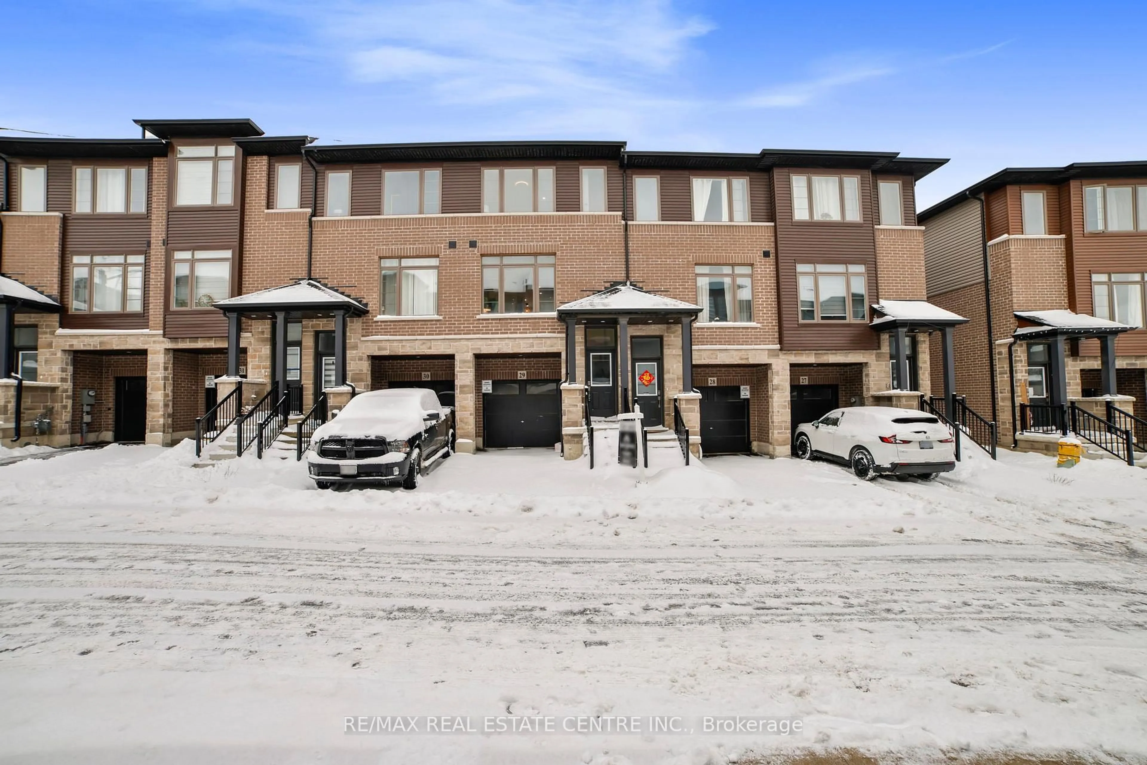 A pic from outside/outdoor area/front of a property/back of a property/a pic from drone, building for 61 Soho St #29, Hamilton Ontario L8J 0M6