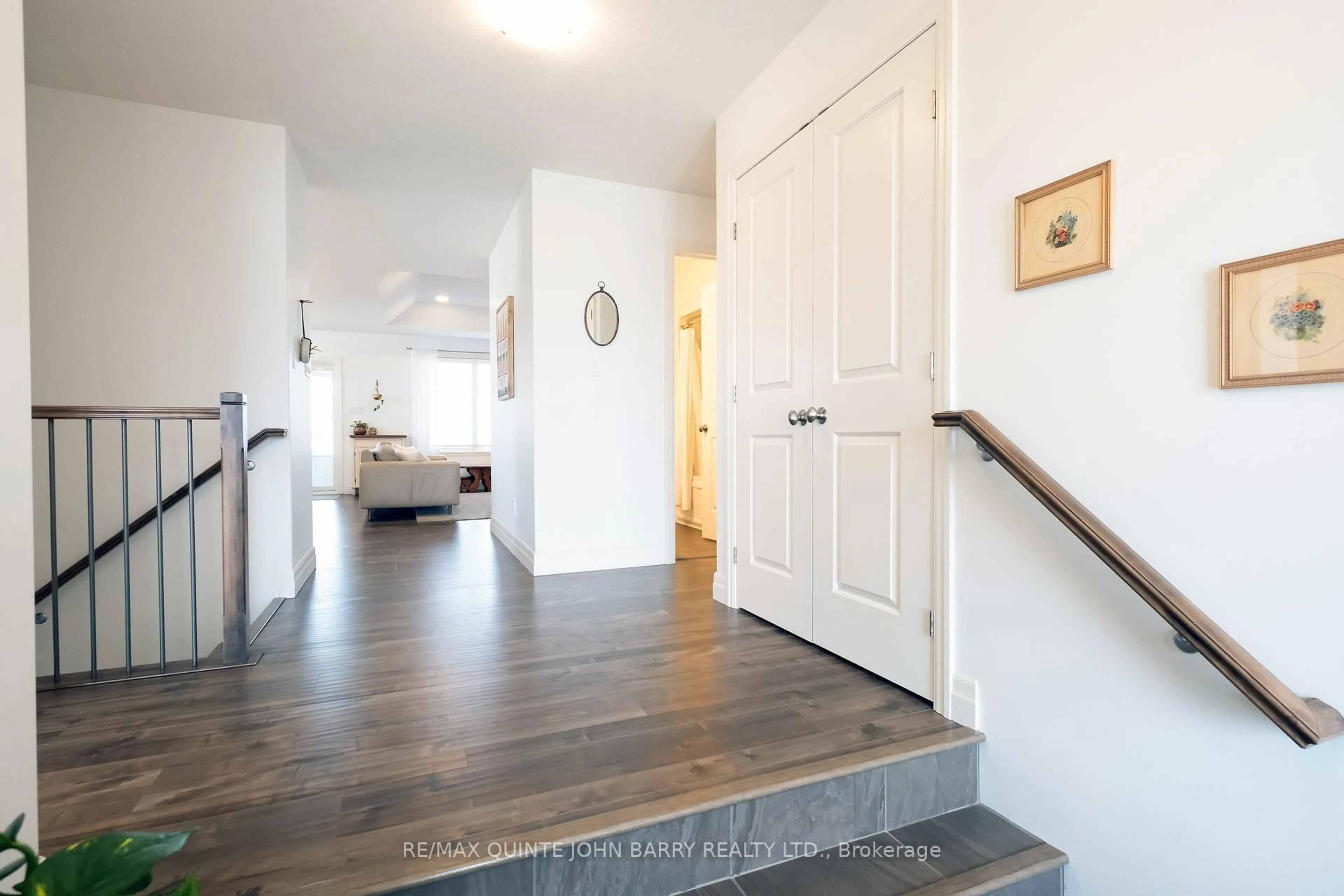 Indoor entryway for 58 McIntosh Cres, Quinte West Ontario K8V 0G1