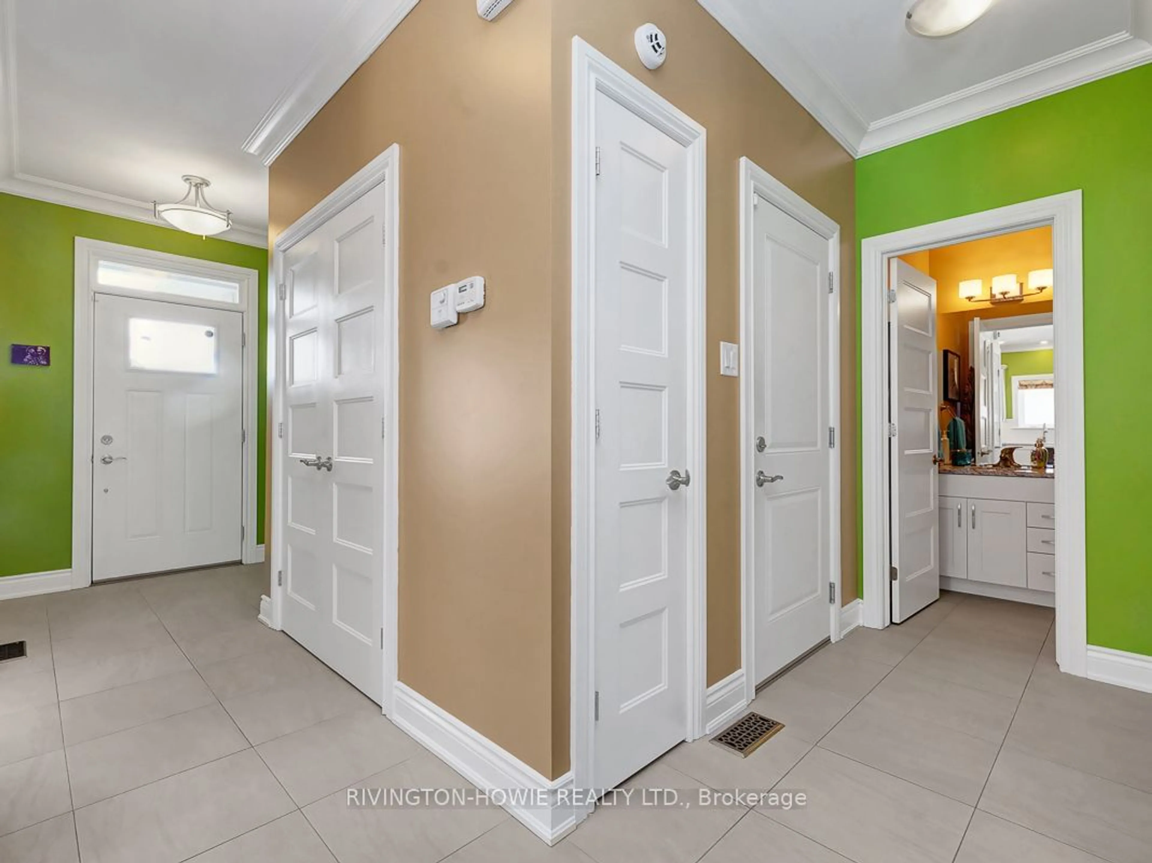 Indoor entryway for 725 Meadowridge Circ, Carp Ontario K0A 1L0