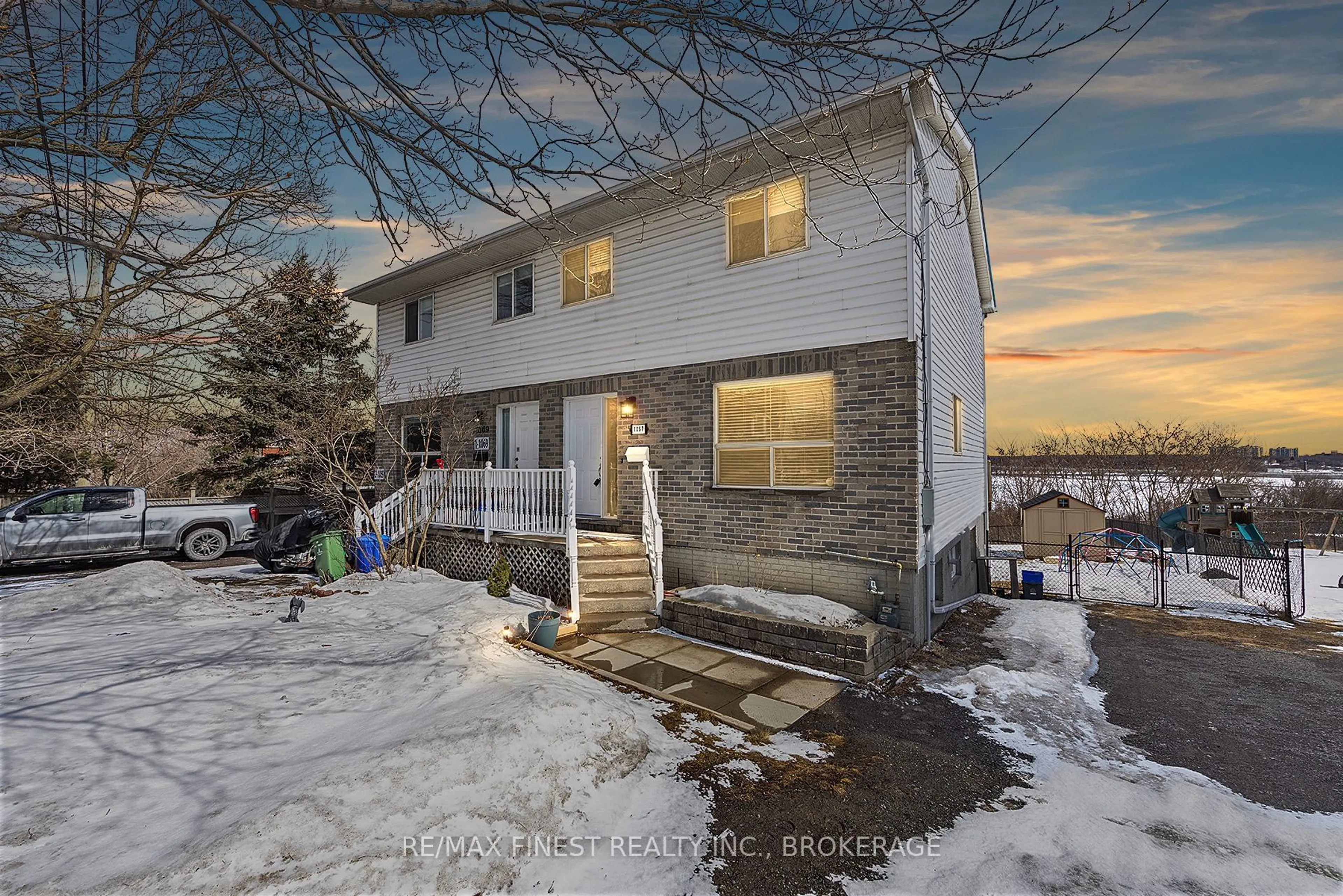 A pic from outside/outdoor area/front of a property/back of a property/a pic from drone, street for 1067 Montreal St, Kingston Ontario K7K 3K5