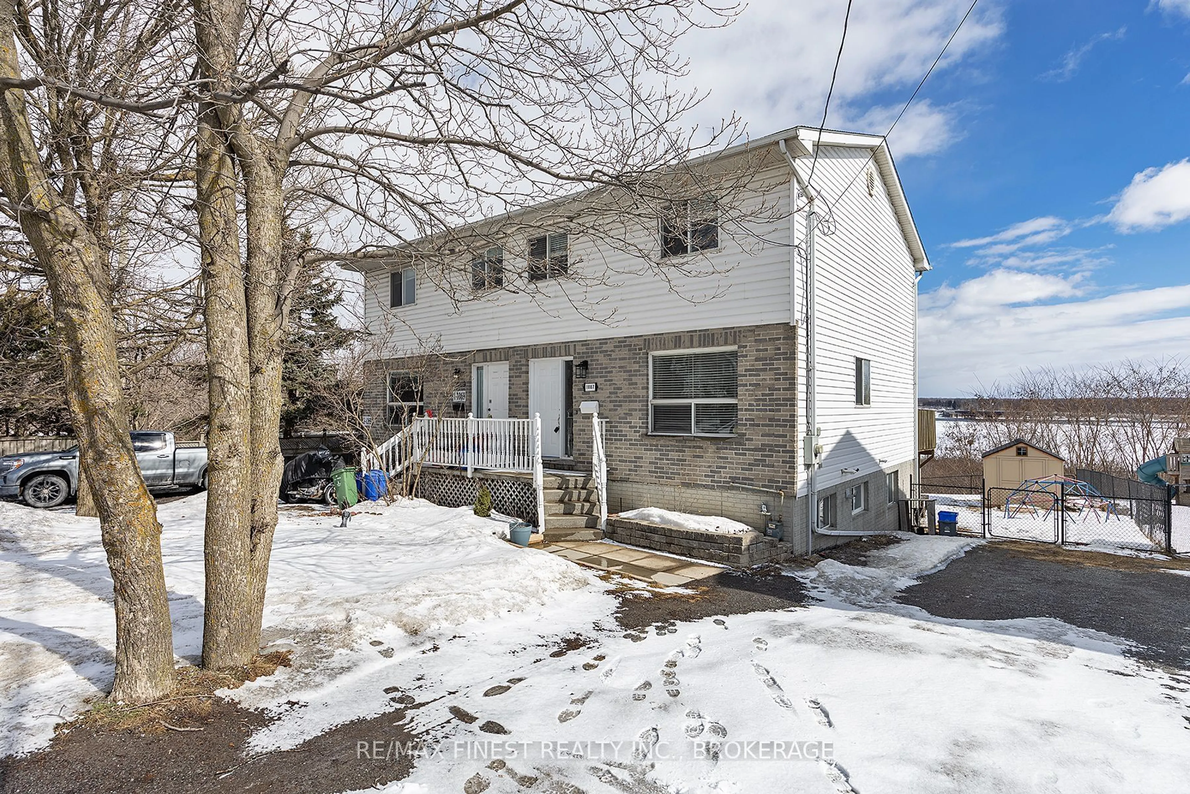 A pic from outside/outdoor area/front of a property/back of a property/a pic from drone, street for 1067 Montreal St, Kingston Ontario K7K 3K5