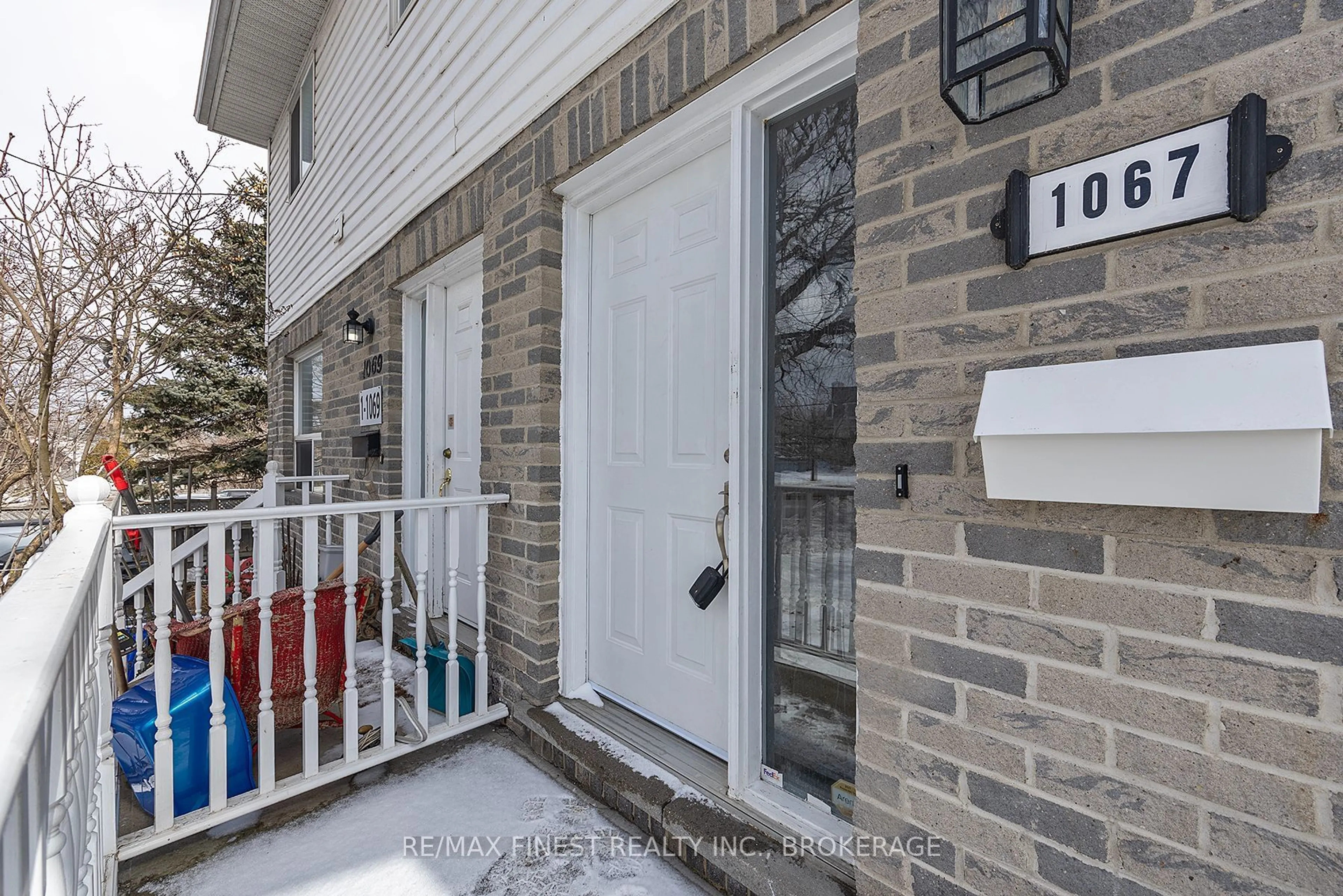 Indoor entryway for 1067 Montreal St, Kingston Ontario K7K 3K5