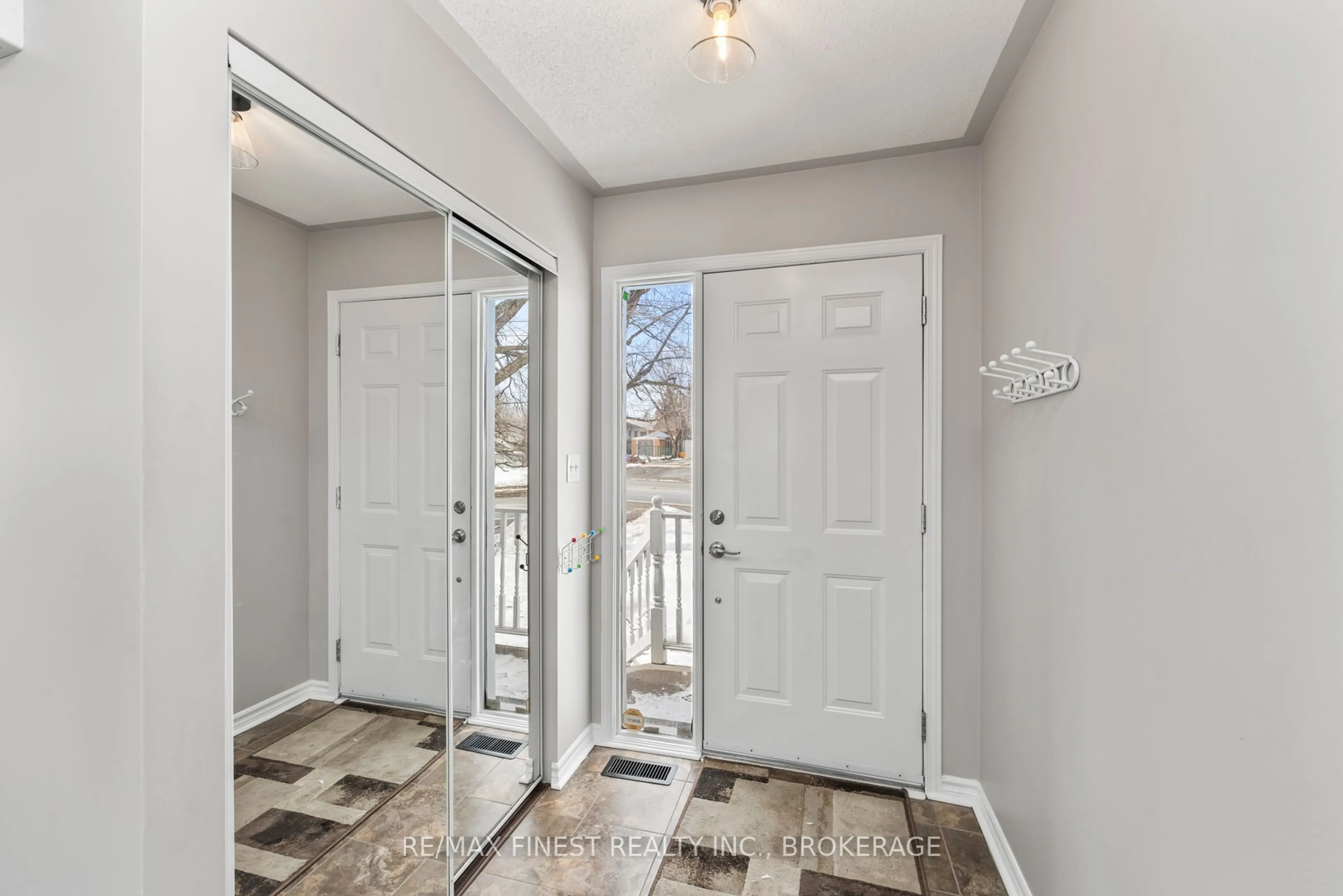 Indoor entryway for 1067 Montreal St, Kingston Ontario K7K 3K5