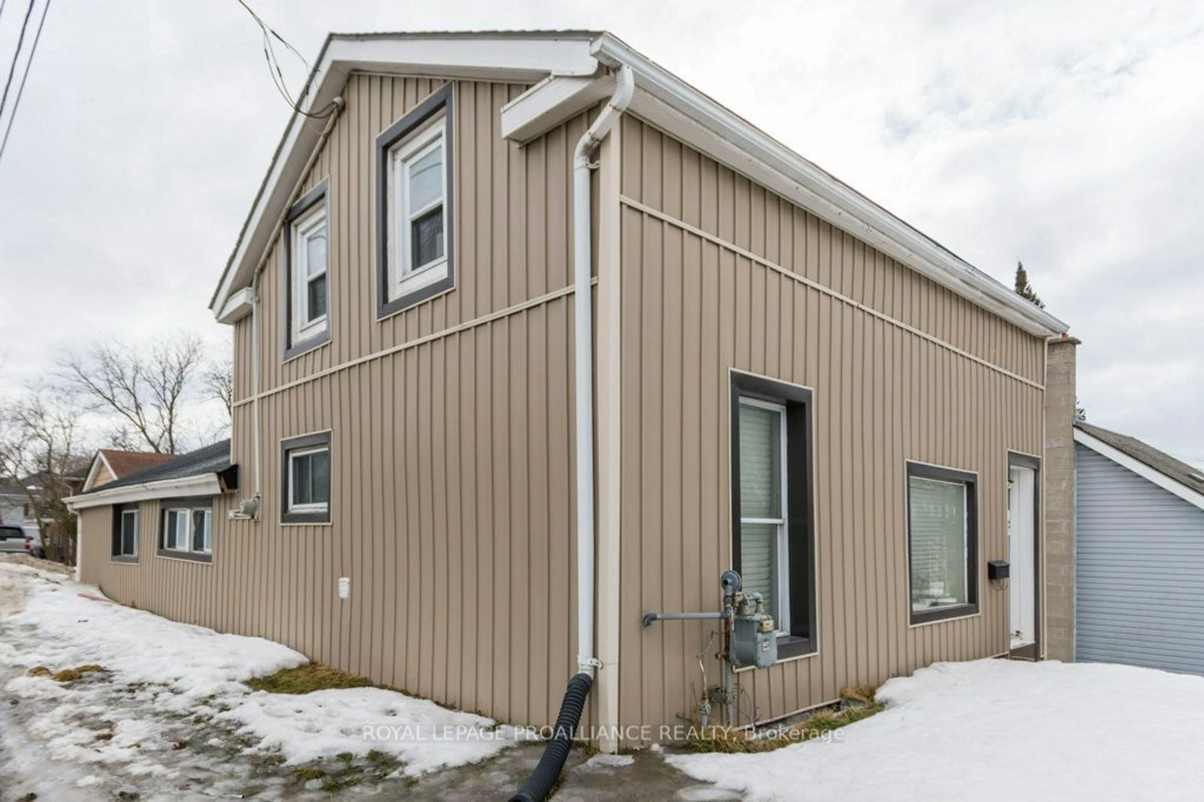 Home with vinyl exterior material, building for 95 GRIER St, Belleville Ontario K8P 3A2