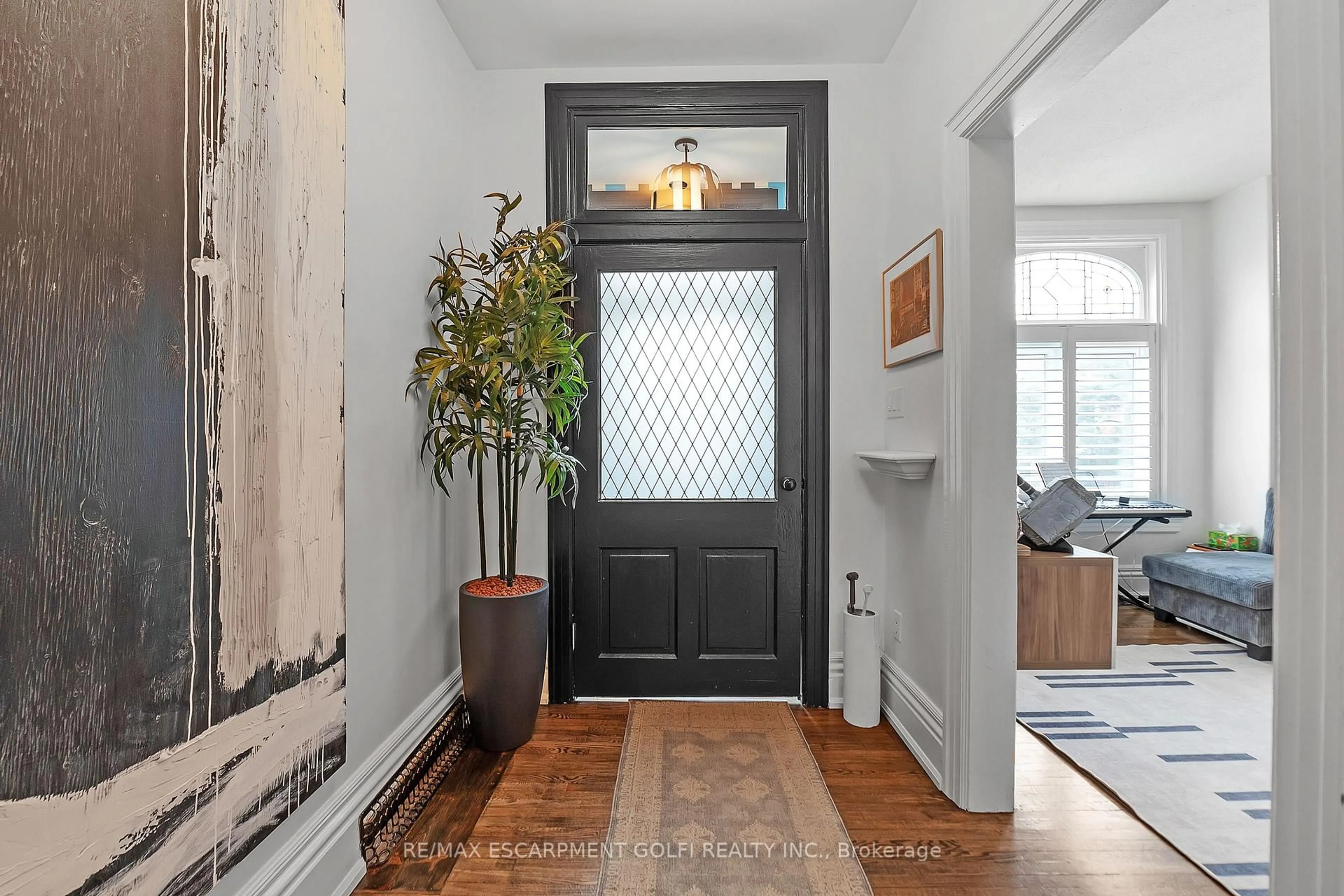 Indoor entryway for 181 Napier St, Hamilton Ontario L8R 1S6