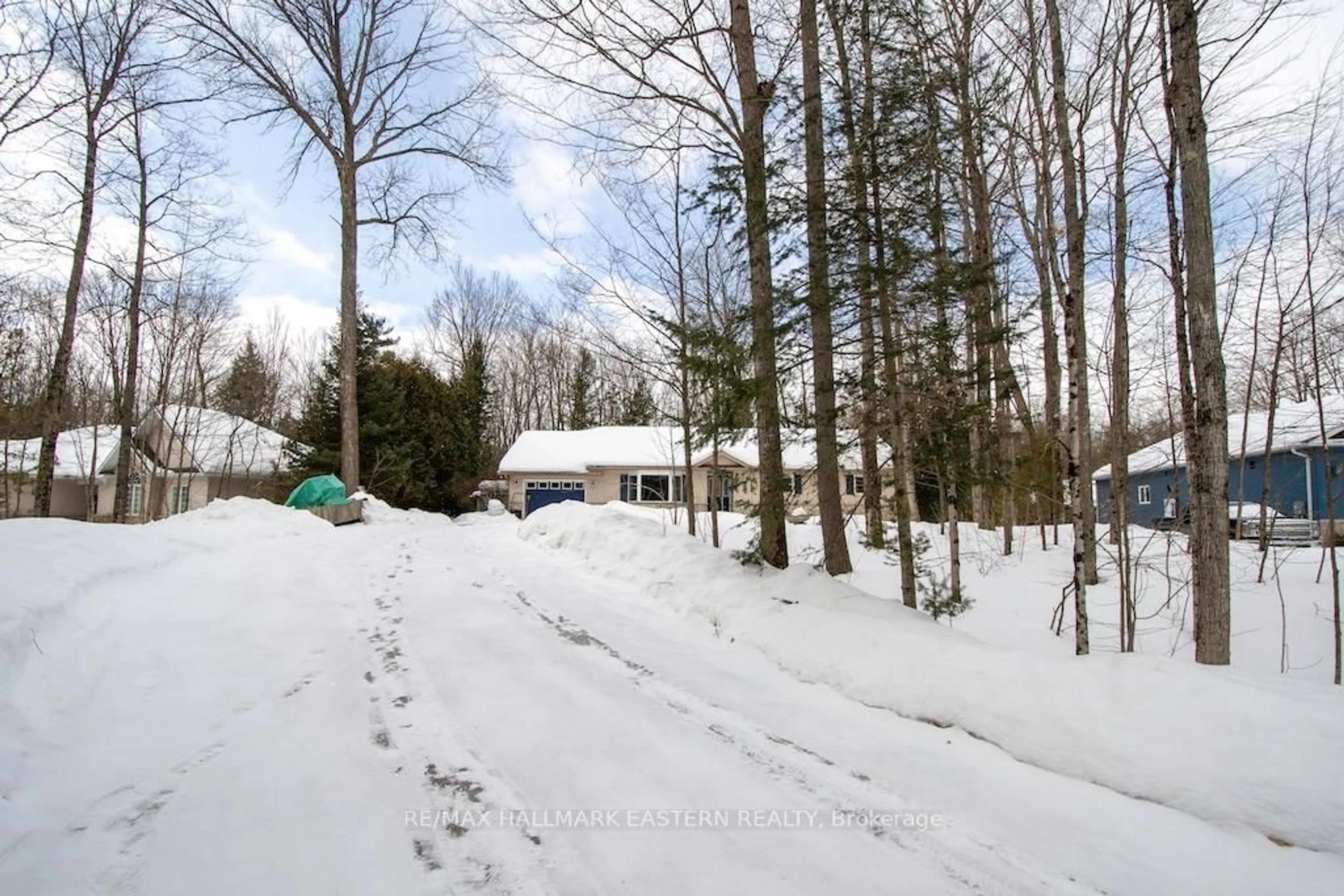 A pic from outside/outdoor area/front of a property/back of a property/a pic from drone, unknown for 70 Sumcot Dr, Galway-Cavendish and Harvey Ontario K9J 6X2