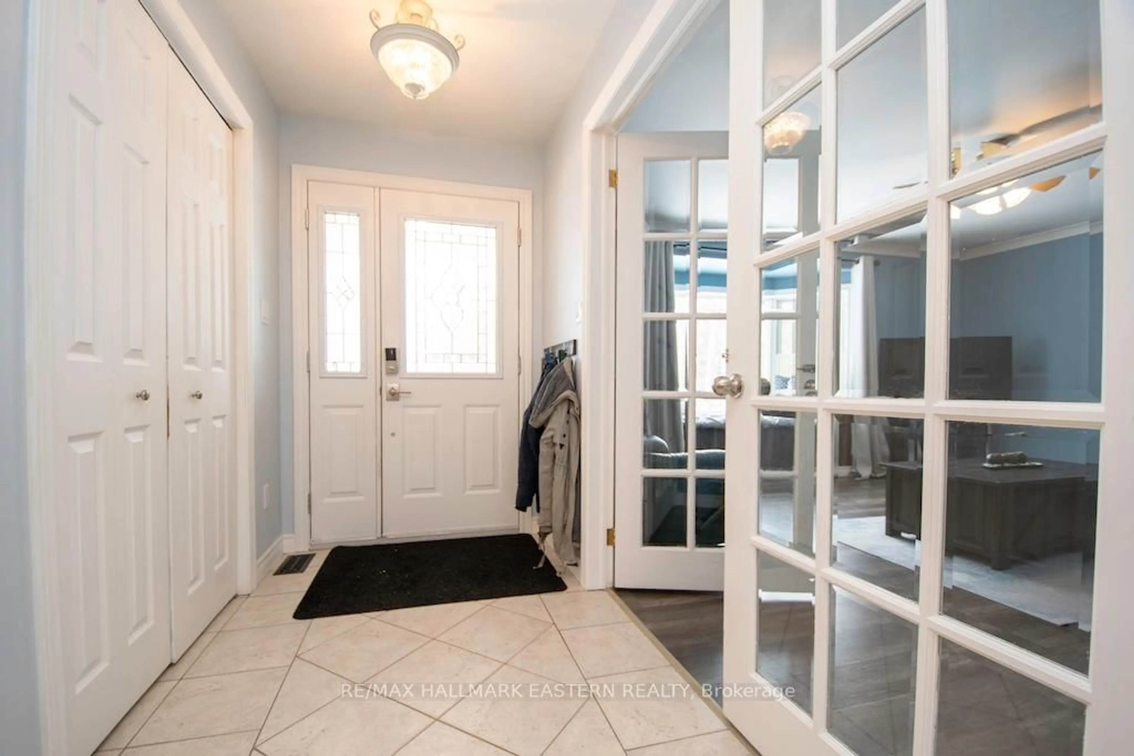 Indoor entryway for 70 Sumcot Dr, Galway-Cavendish and Harvey Ontario K9J 6X2